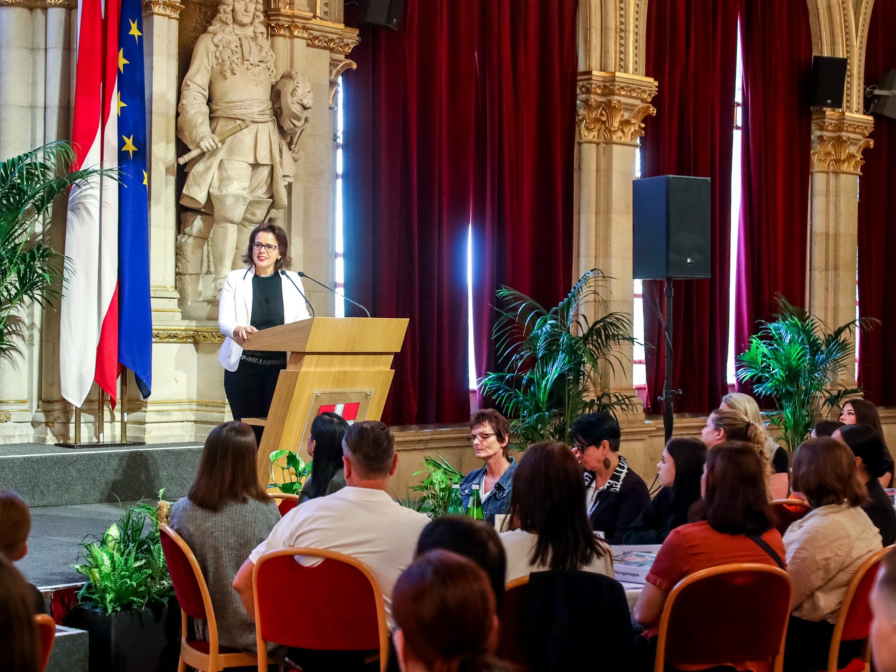 Die Stadt Wien hieß 198 neue Lehrlinge im Wiener Rathaus willkommen. Die Stadt Wien hieß 198 neue Lehrlinge im Wiener Rathaus willkommen.