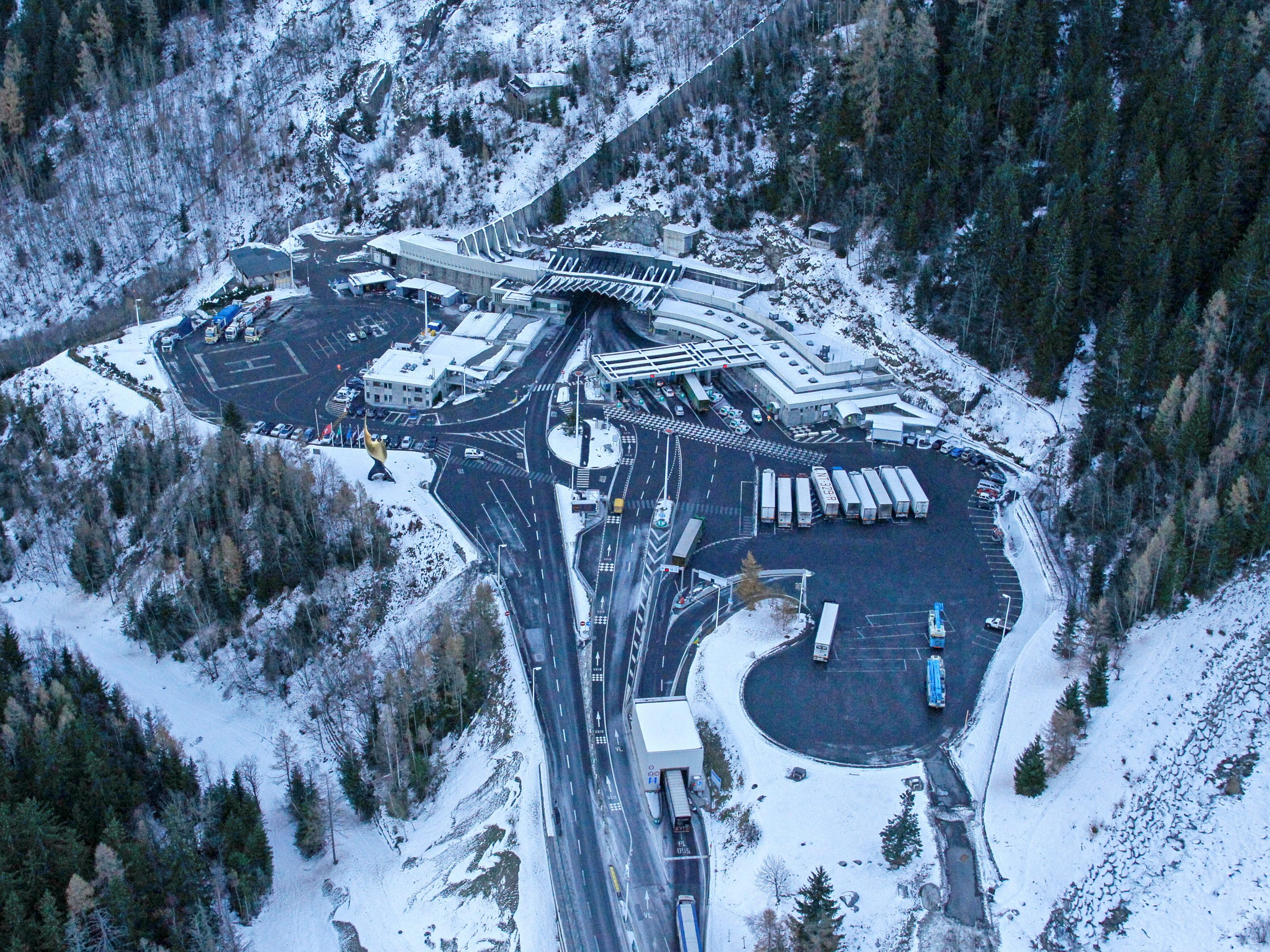 Schließung von Mont-Blanc-Tunnel ist verschoben worden. Schließung von Mont-Blanc-Tunnel ist verschoben worden.