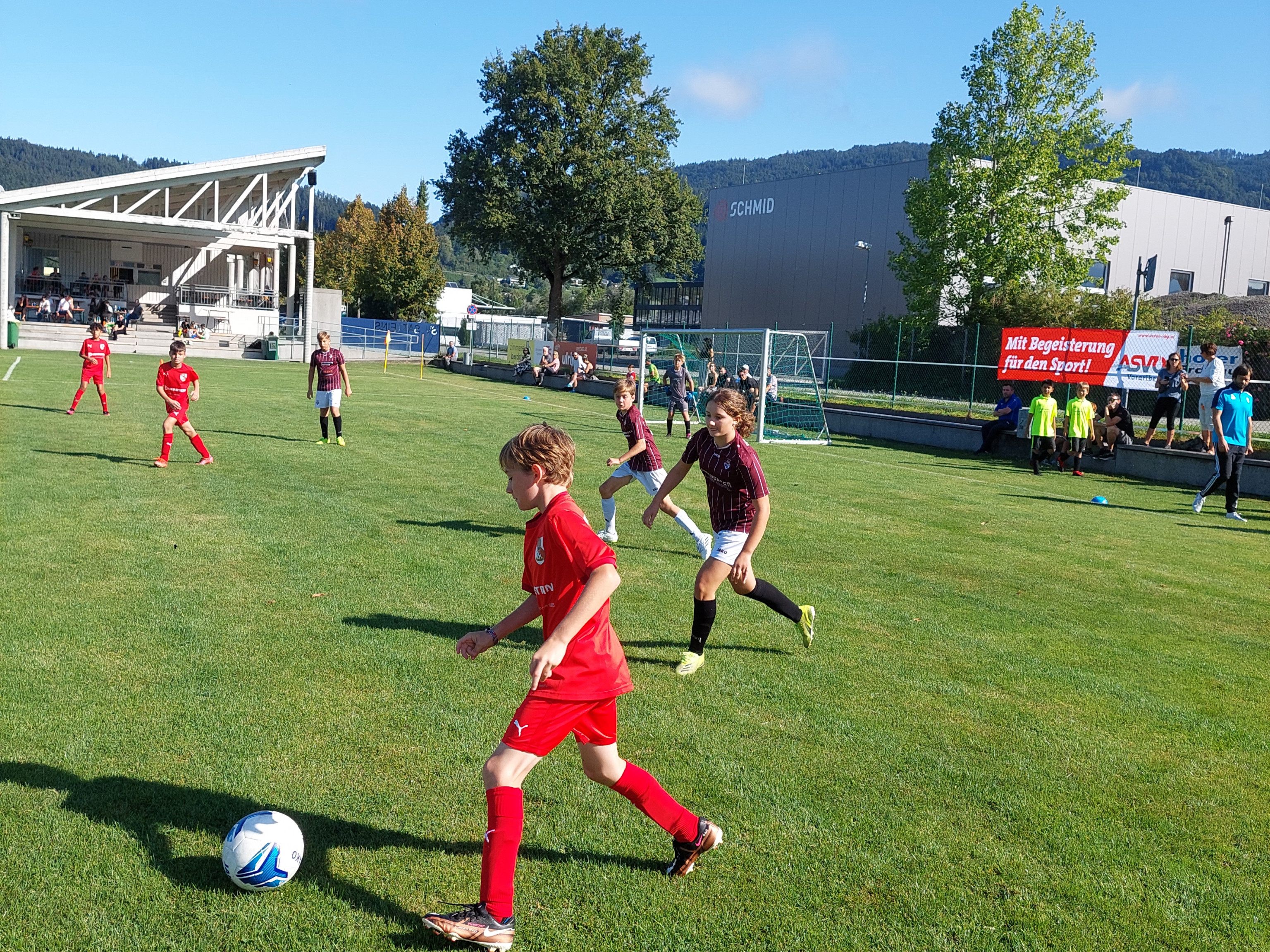 Rendevous des Fußballnachwuchs in der Sattaaser Au