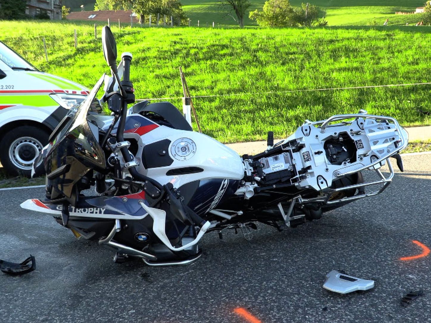 Auto fährt Motorrad auf – zwei Schwerverletzte bei Unfall in