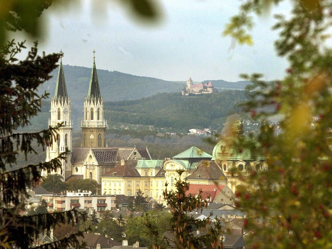 Nachdem in den alten Kirchtürmen des Stifts Klosterneuburg Zeitkapseln gefunden wurden, hinterlegte man nun neue.
