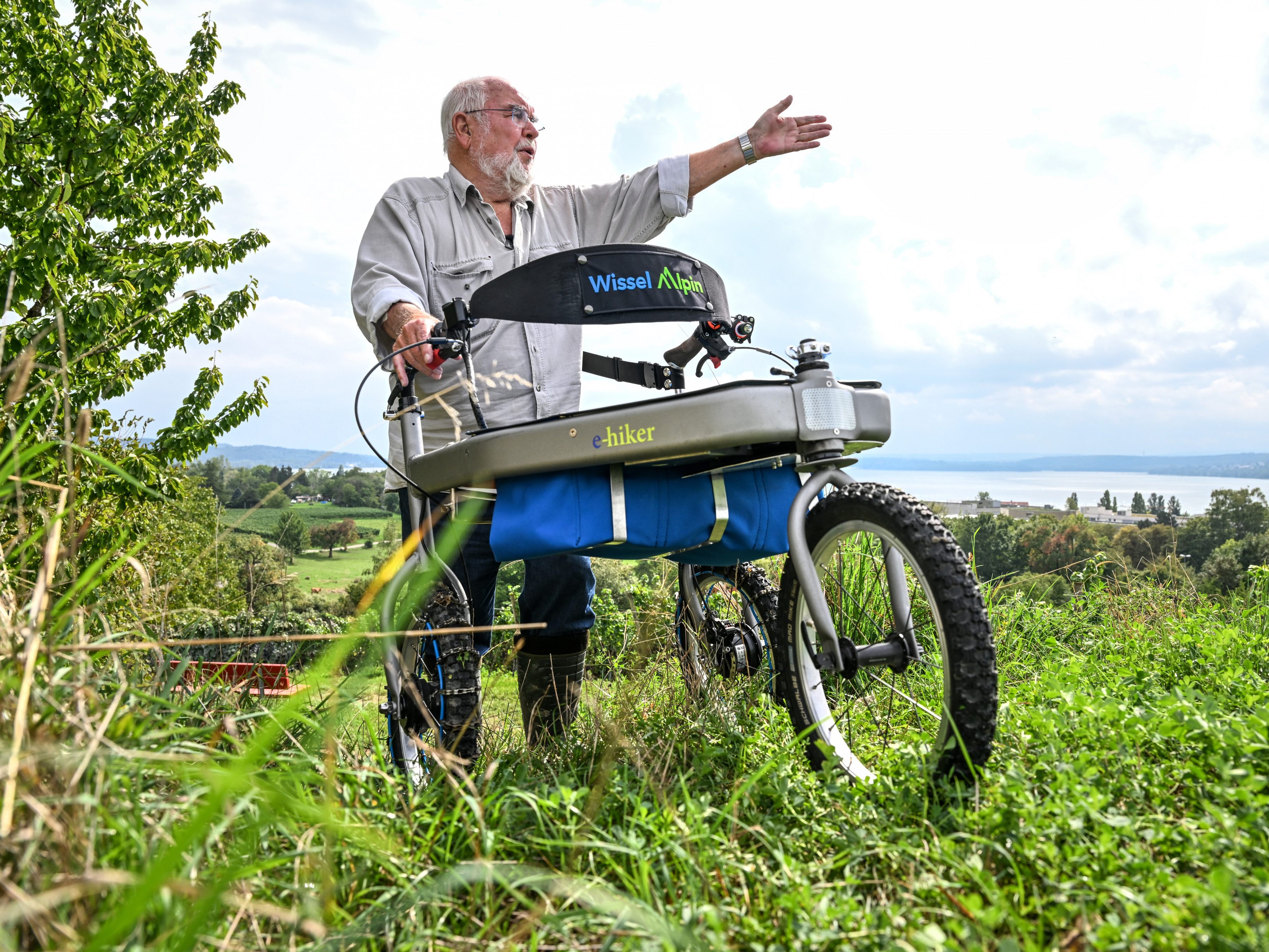 Der geländetaugliche Rollator verfügt über große Räder und einen Elektroantrieb.
