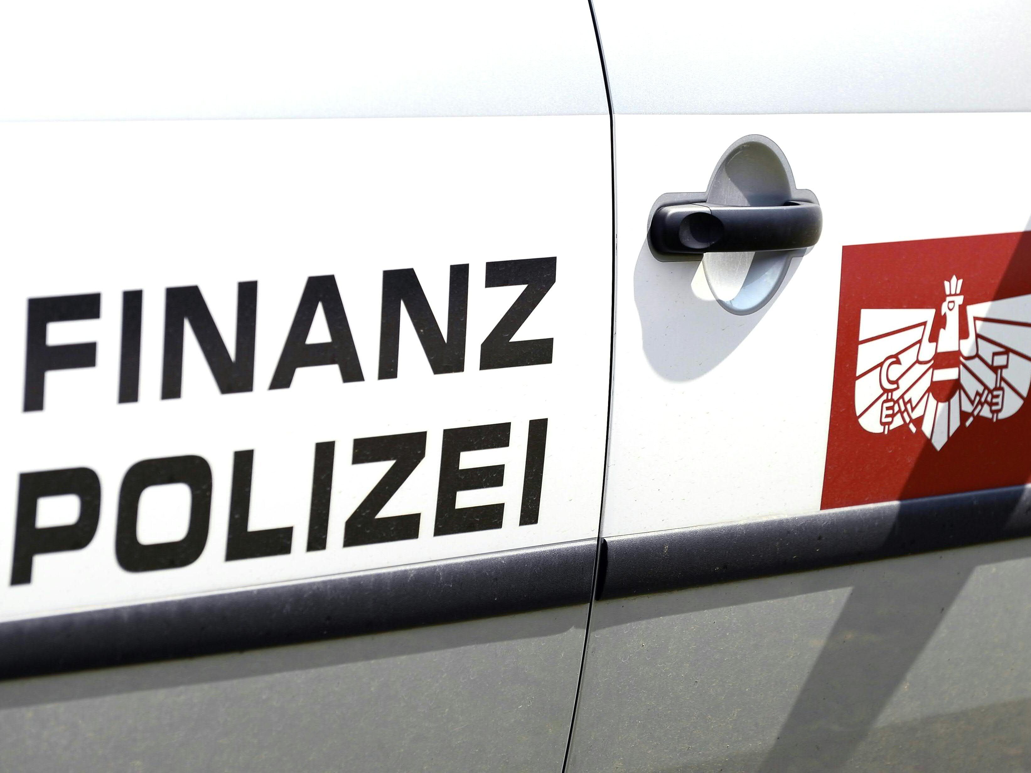 Die Finanzpolizei nahm vier Bauarbeiter mit gefälschten Ausweisen fest. Die Finanzpolizei nahm vier Bauarbeiter mit gefälschten Ausweisen fest.