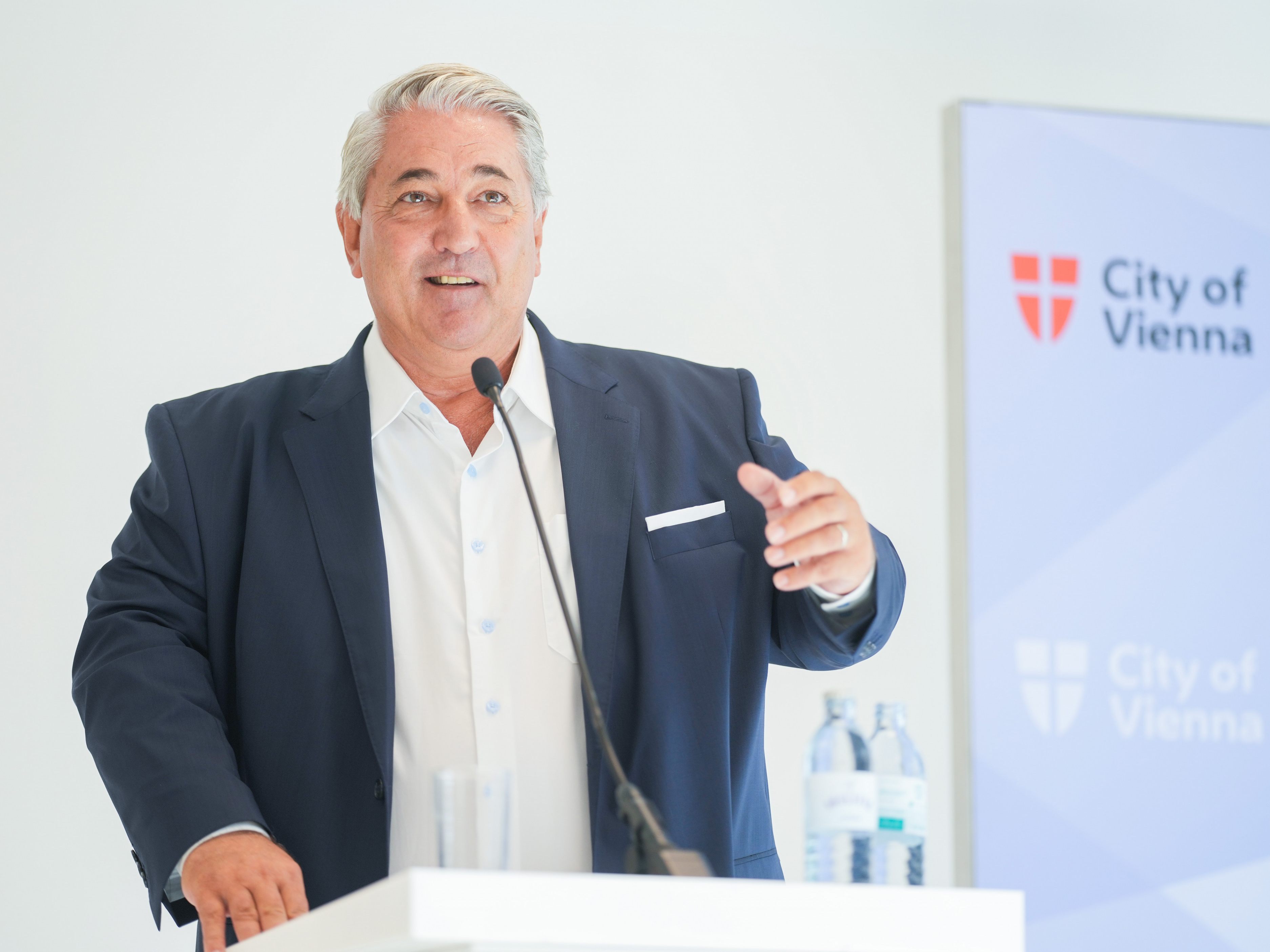 Nevrivys Kleingarten-Deal sorgt für Kritik. Nevrivys Kleingarten-Deal sorgt für Kritik.