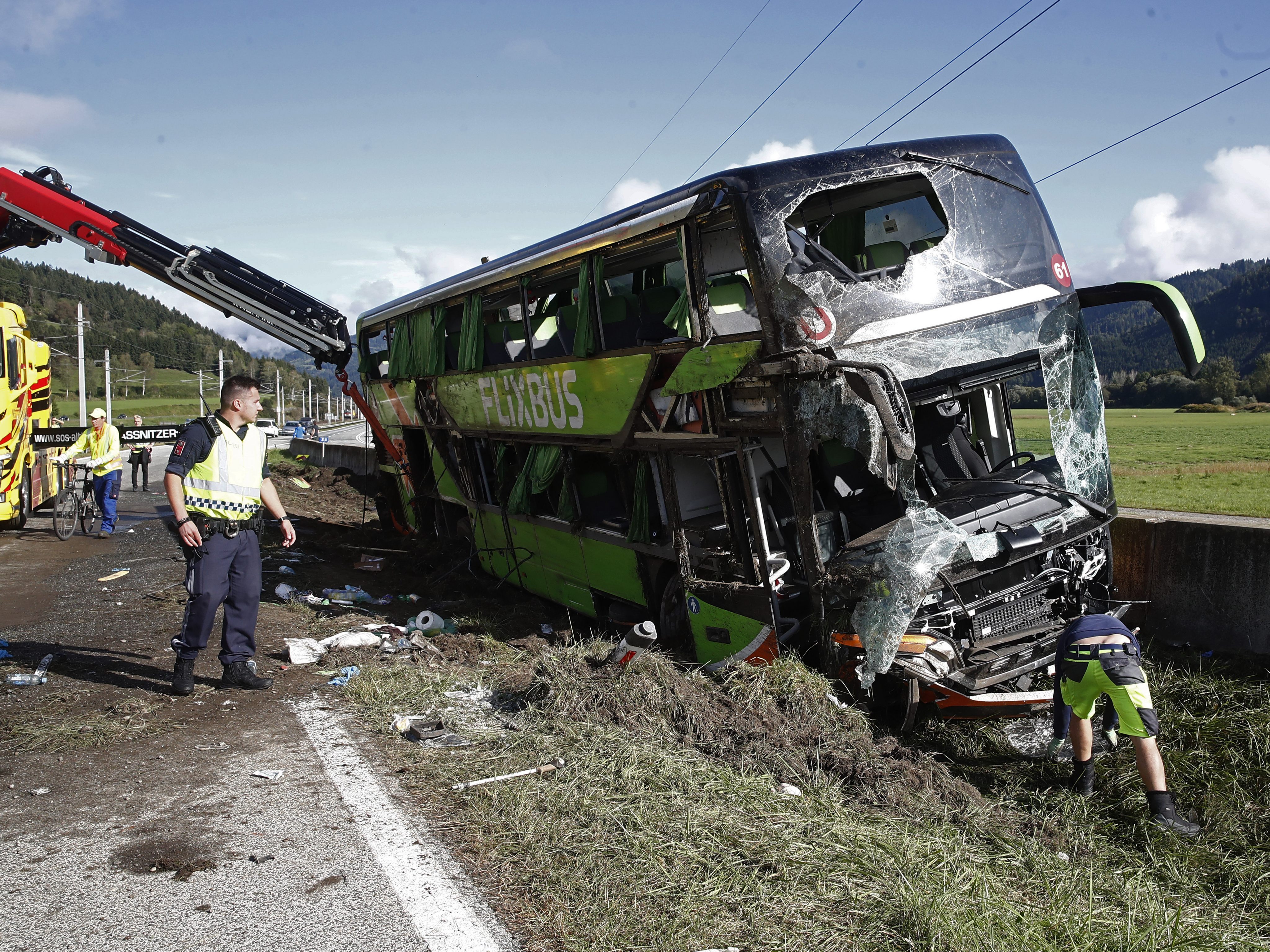 Bei dem schweren Reisebus-Unglück in Kärnten starb eine Frau. Zahlreiche Menschen wurden verletzt. Bei dem schweren Reisebus-Unglück in Kärnten starb eine Frau. Zahlreiche Menschen wurden verletzt.