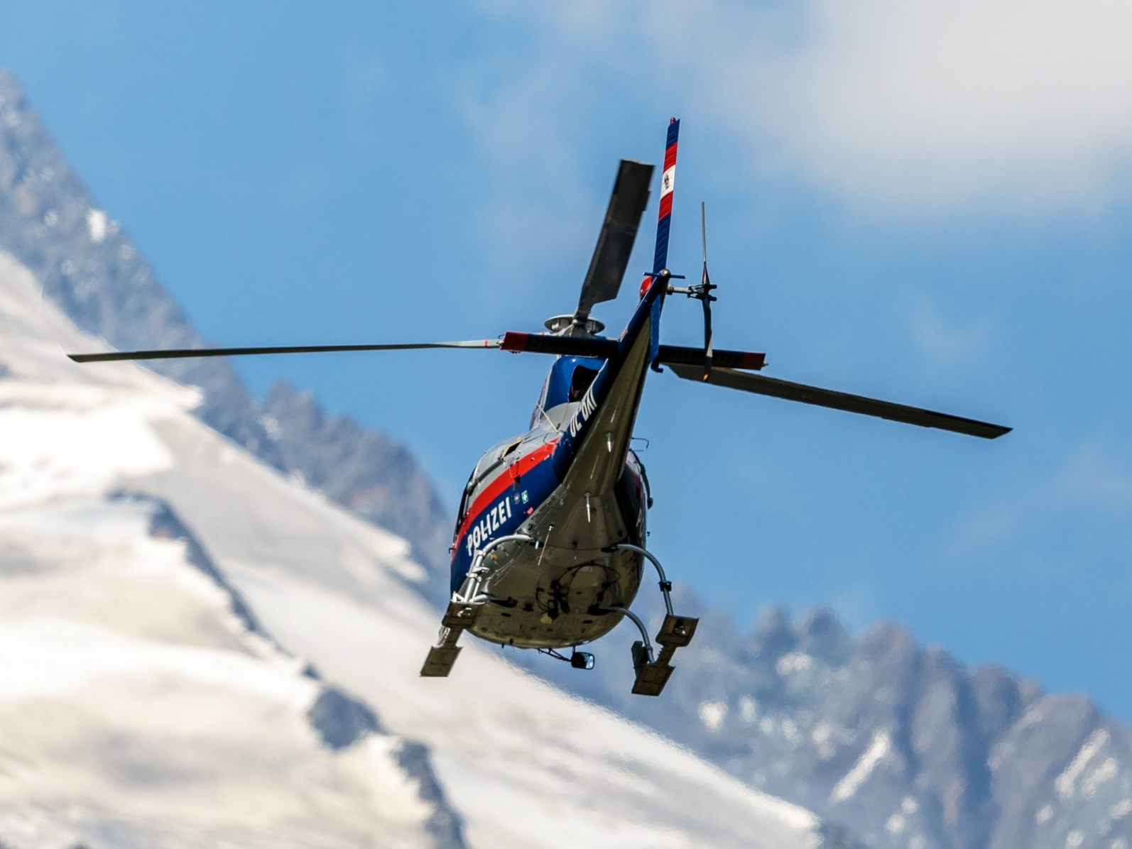 Der Polizeihubschrauber Libelle rettete den Wanderer. Der Polizeihubschrauber Libelle rettete den Wanderer.
