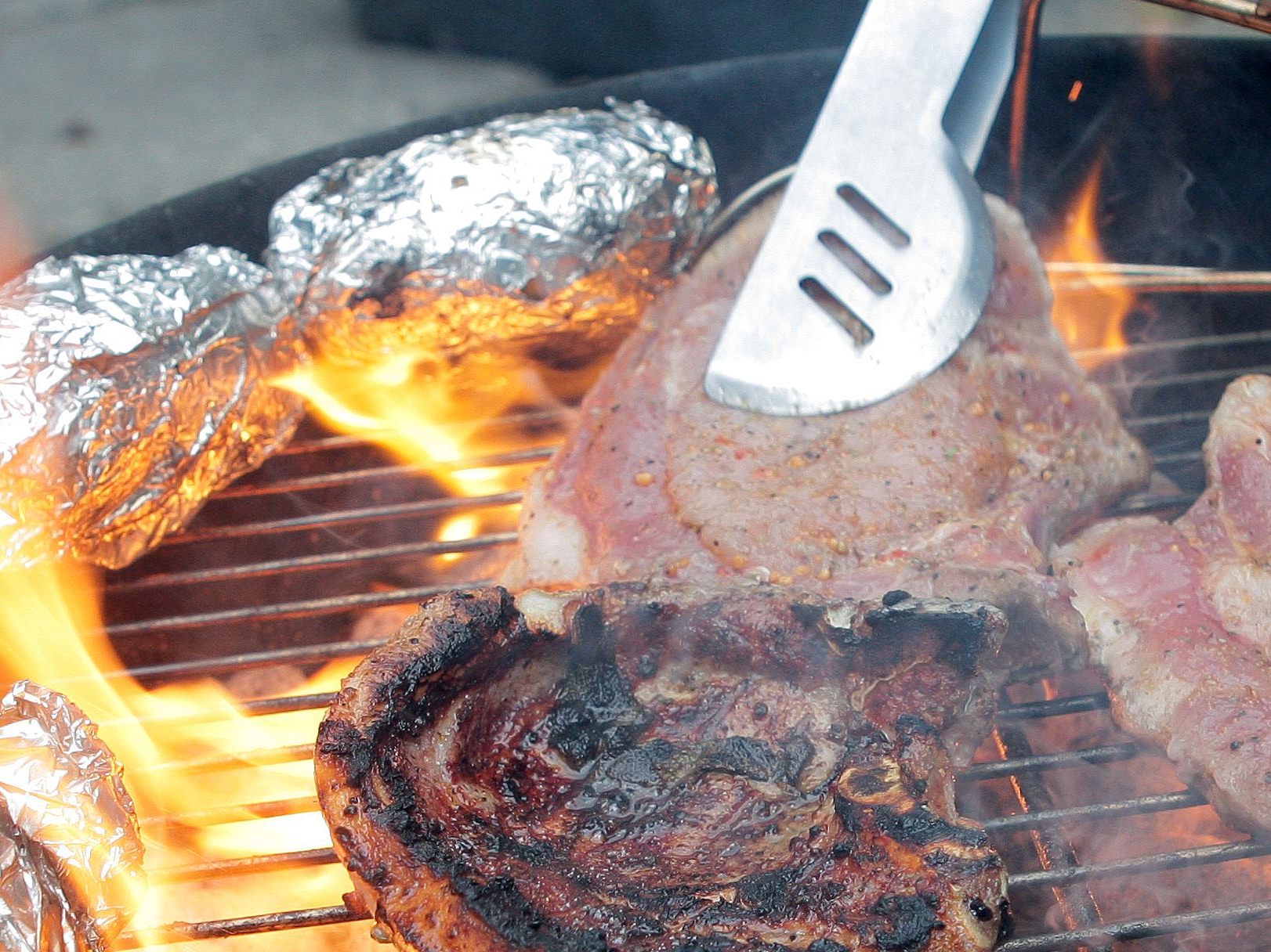 Manche Lebensmittel sollte man lieber nicht auf den Grillrost geben. Manche Lebensmittel sollte man lieber nicht auf den Grillrost geben.