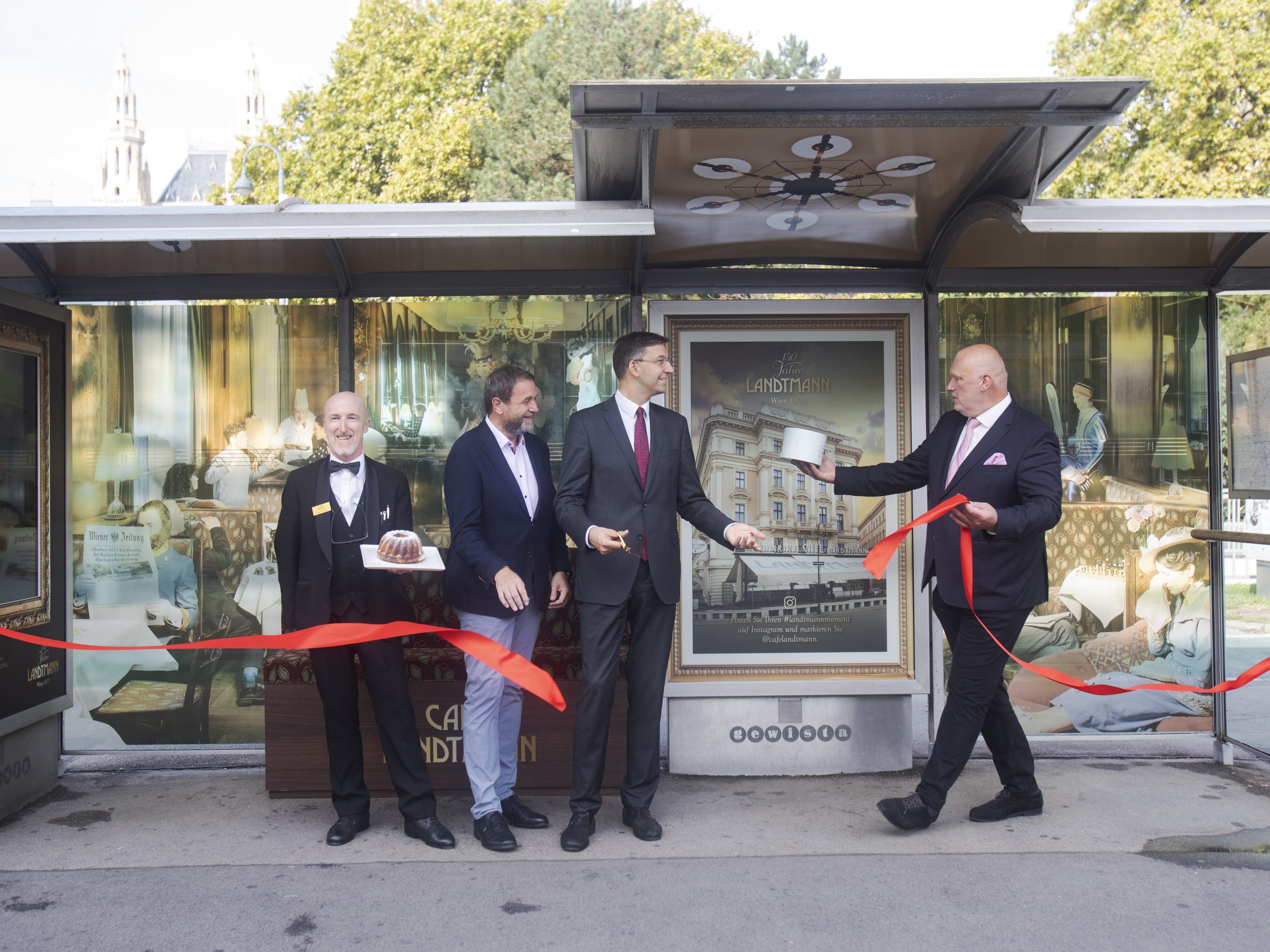 Straßenbahnstation in Wien wurde in Mini-Version des Cafe Landtmann verwandelt. Im Bild: Kellner "Herr Rudolf", Wolfgang Binder (WK Wien), Markus Figl (Bezirksvorsteher) und Berndt Querfeld (Cafe-Landtmann-Chef). Straßenbahnstation in Wien wurde in Mini-Version des Cafe Landtmann verwandelt. Im Bild: Kellner "Herr Rudolf", Wolfgang Binder (WK Wien), Markus Figl (Bezirksvorsteher) und Berndt Querfeld (Cafe-Landtmann-Chef).