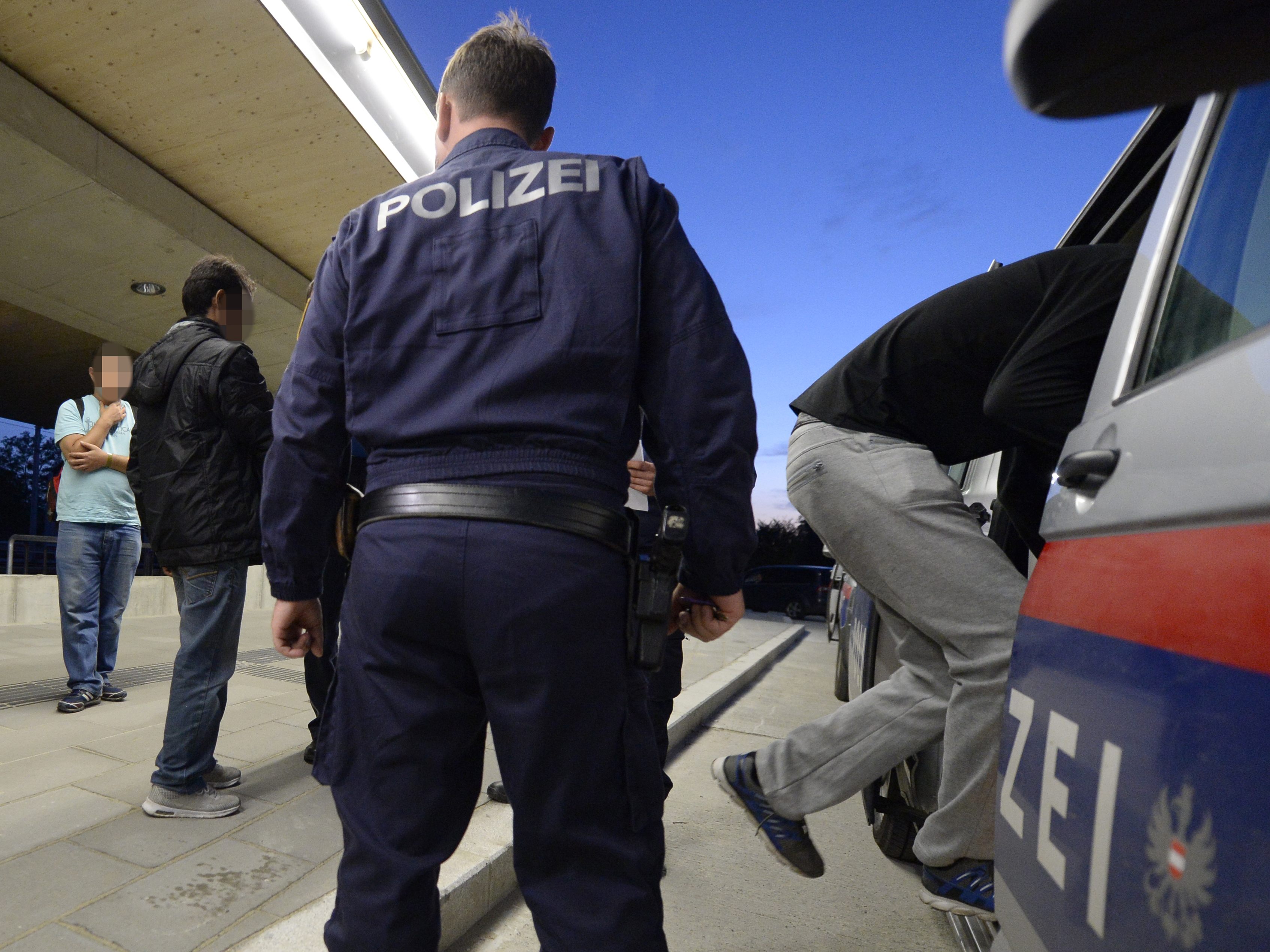 Die geschleppten Personen wurden in ein Polizeianhaltezentrum gebracht.