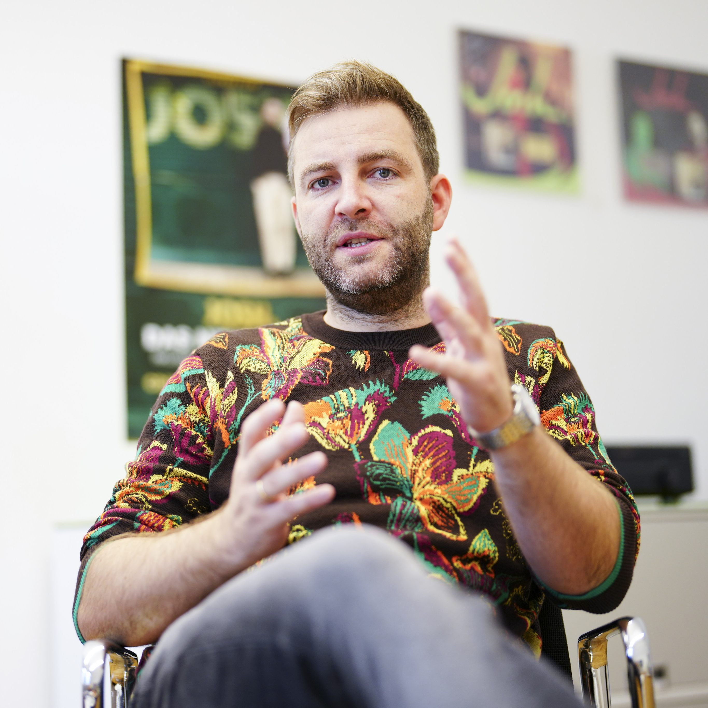 Josh. hat sich mit humorvollen Songs einen Namen gemacht.