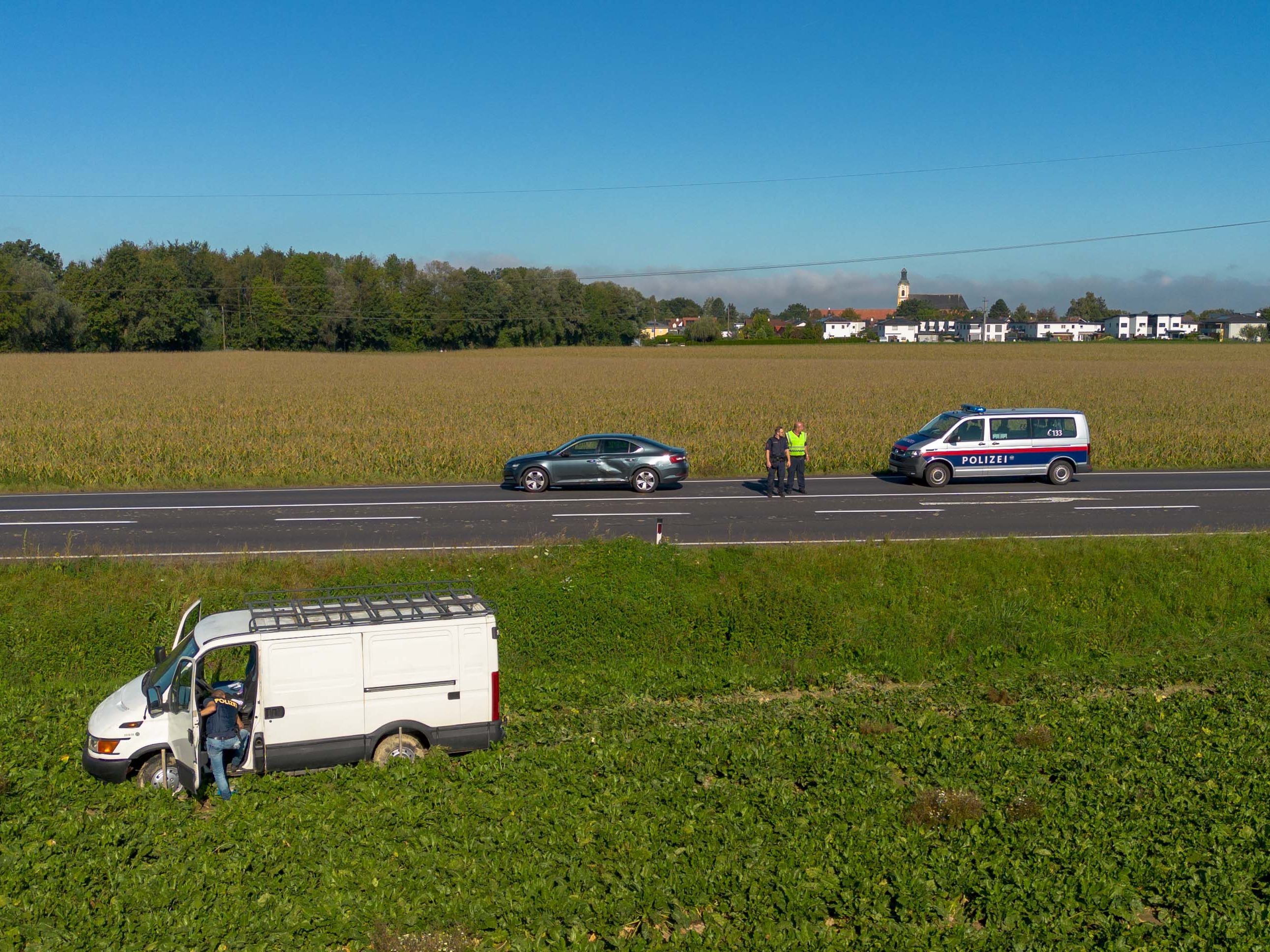 Zwei mutmaßliche Schlepper wurden in OÖ festgenommen. Zwei mutmaßliche Schlepper wurden in OÖ festgenommen.