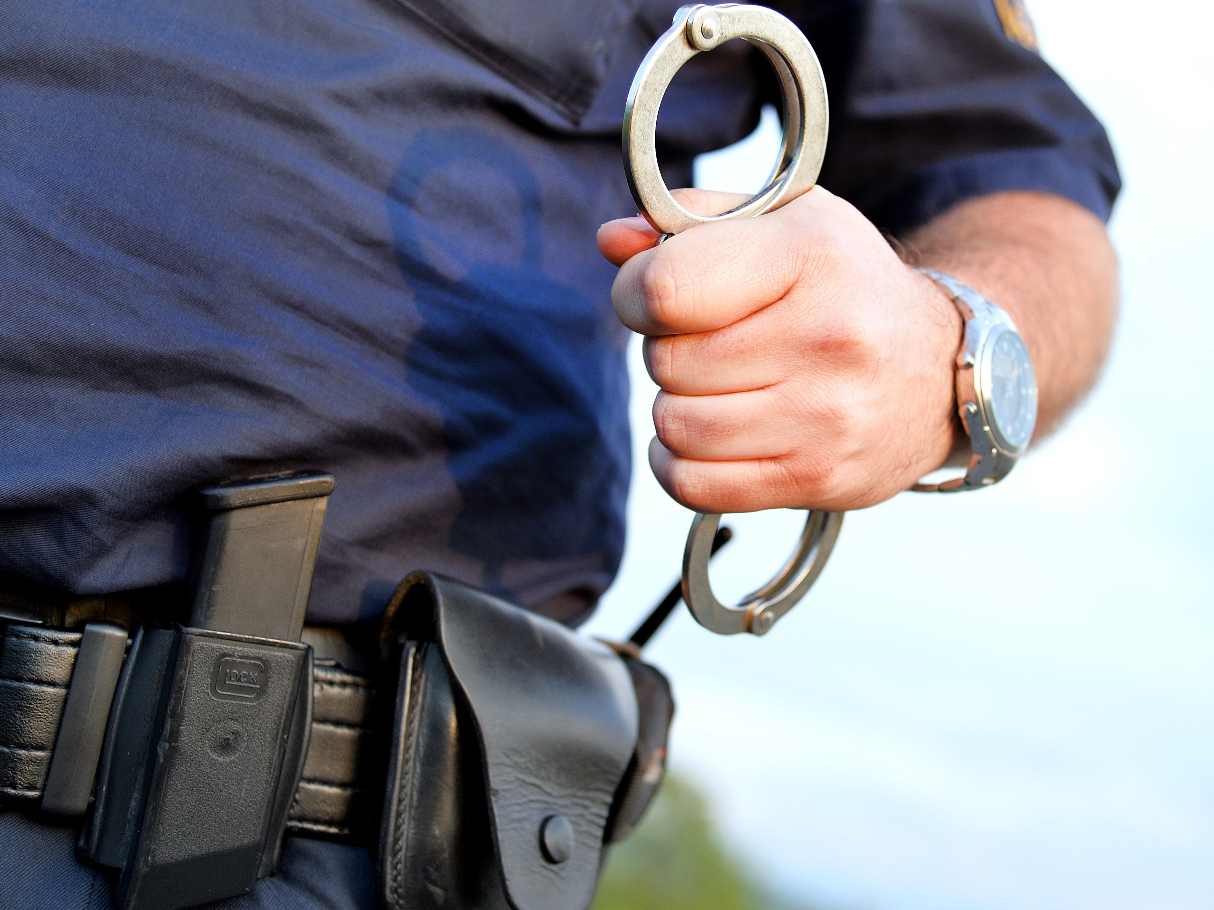 Am Praterstern trat ein Mann einem Polizisten gegen das Schienbein. Am Praterstern trat ein Mann einem Polizisten gegen das Schienbein.