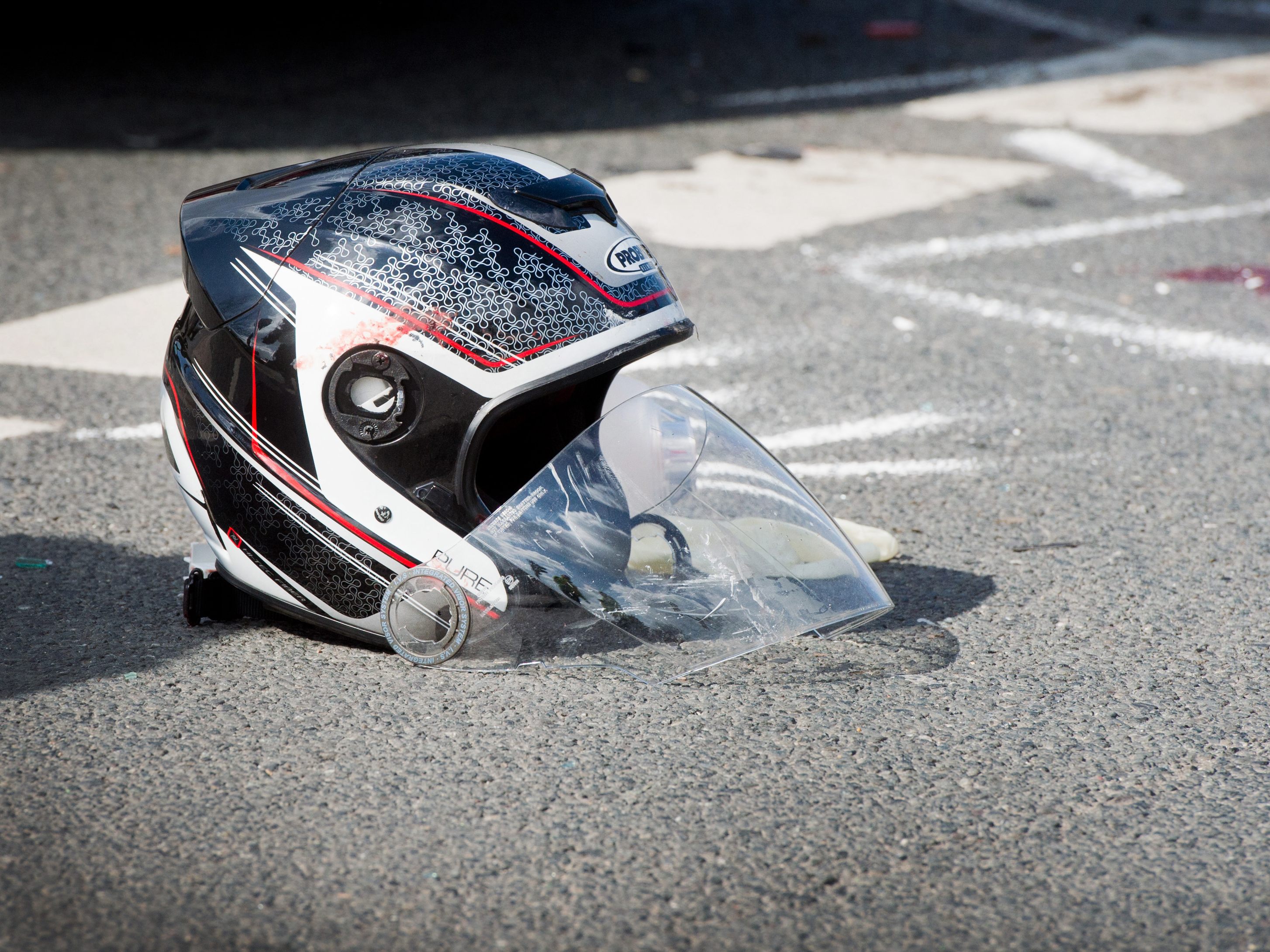 Ein Motorrad-Lenker erlitt bei einem Unfall in Tirol schwere Kopfverletzungen. Ein Motorrad-Lenker erlitt bei einem Unfall in Tirol schwere Kopfverletzungen.