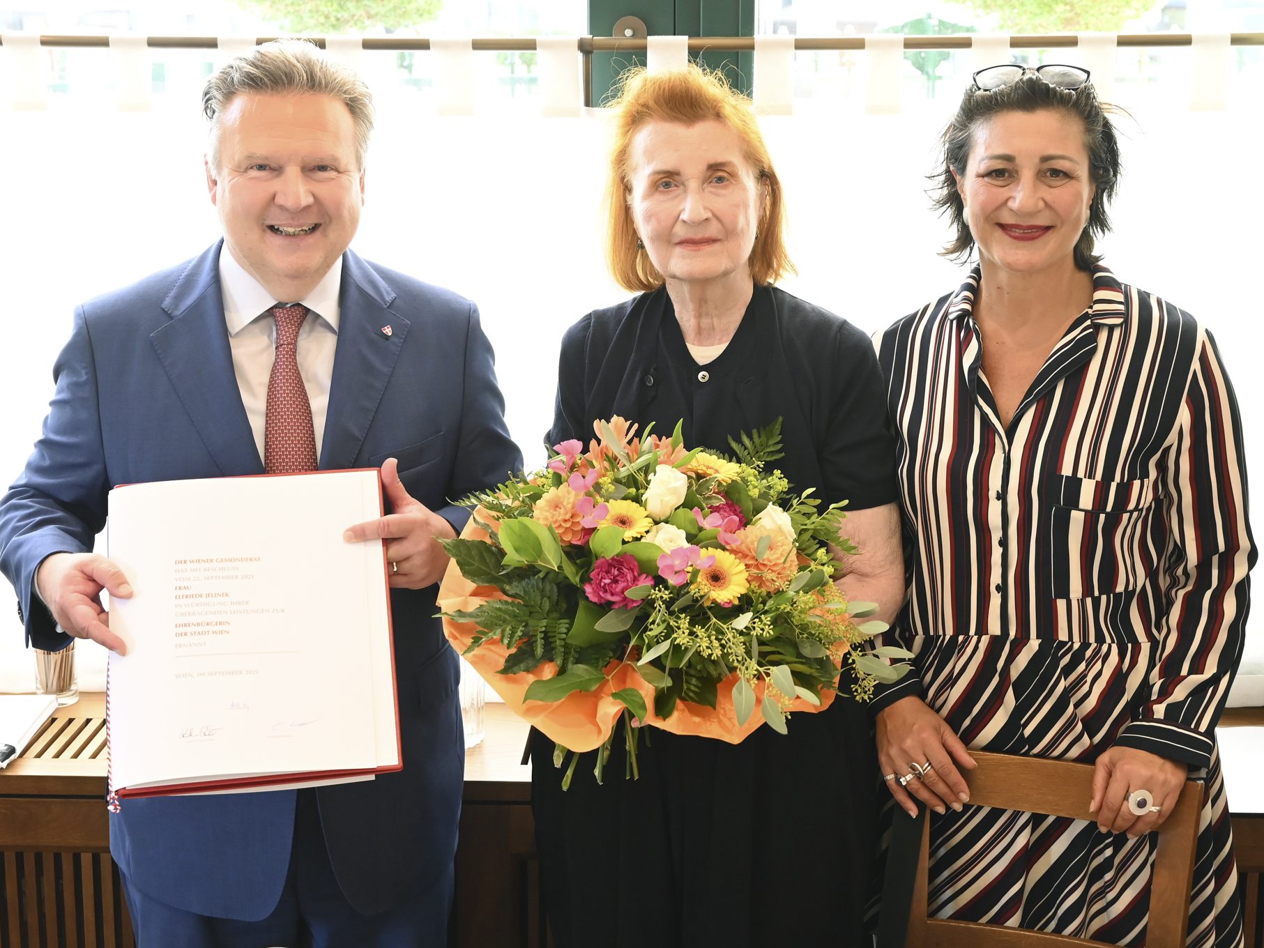 Elfriede Jelinek ist Wiener Ehrenbürgerin. Elfriede Jelinek ist Wiener Ehrenbürgerin.