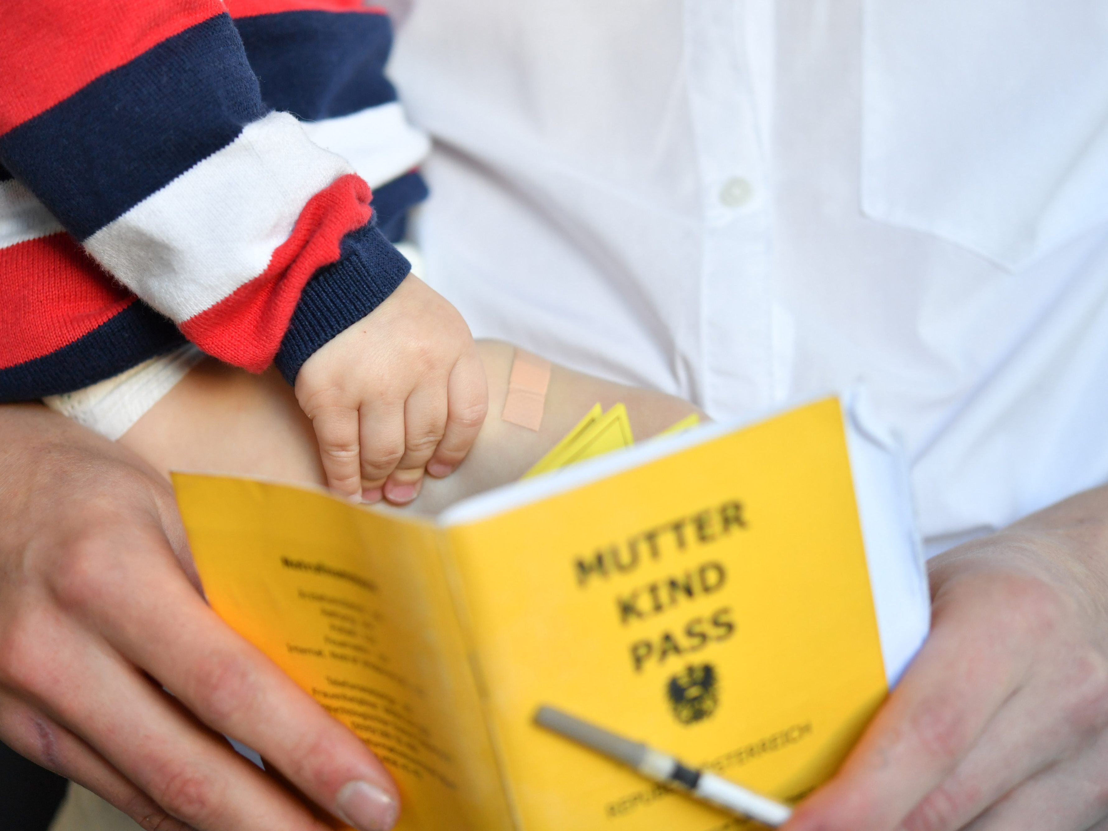 Ab 1. Jänner sollen Ärzte rückwirkend für Eltern-Kind-Pass-Untersuchungen mehr Honorar bekommen.