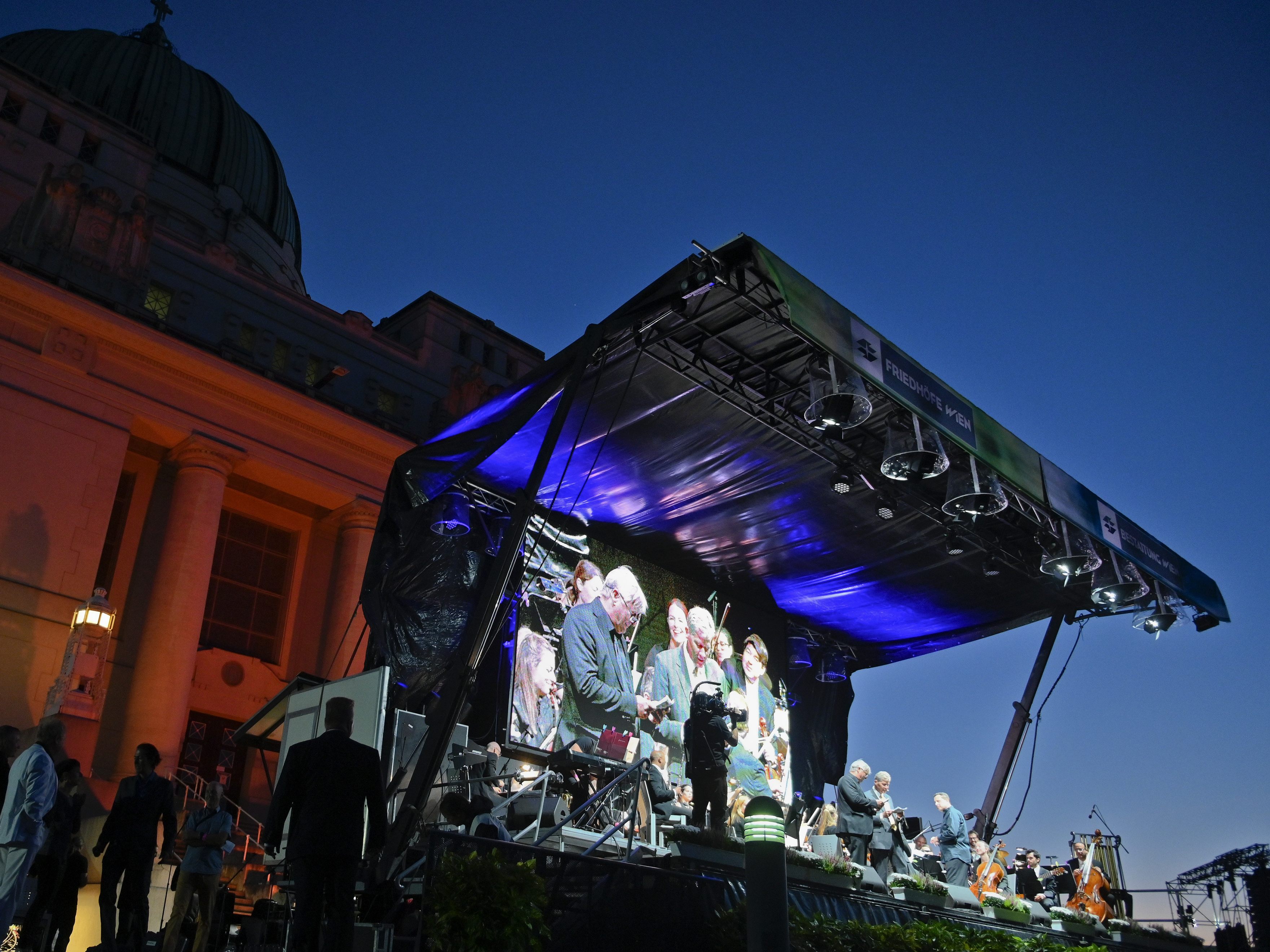 Am 6. September 2023 findet das Konzert "Nachklang 2023" vor der Karl-Borromäus-Kirche am Wiener Zentralfriedhof statt. Am 6. September 2023 findet das Konzert "Nachklang 2023" vor der Karl-Borromäus-Kirche am Wiener Zentralfriedhof statt.
