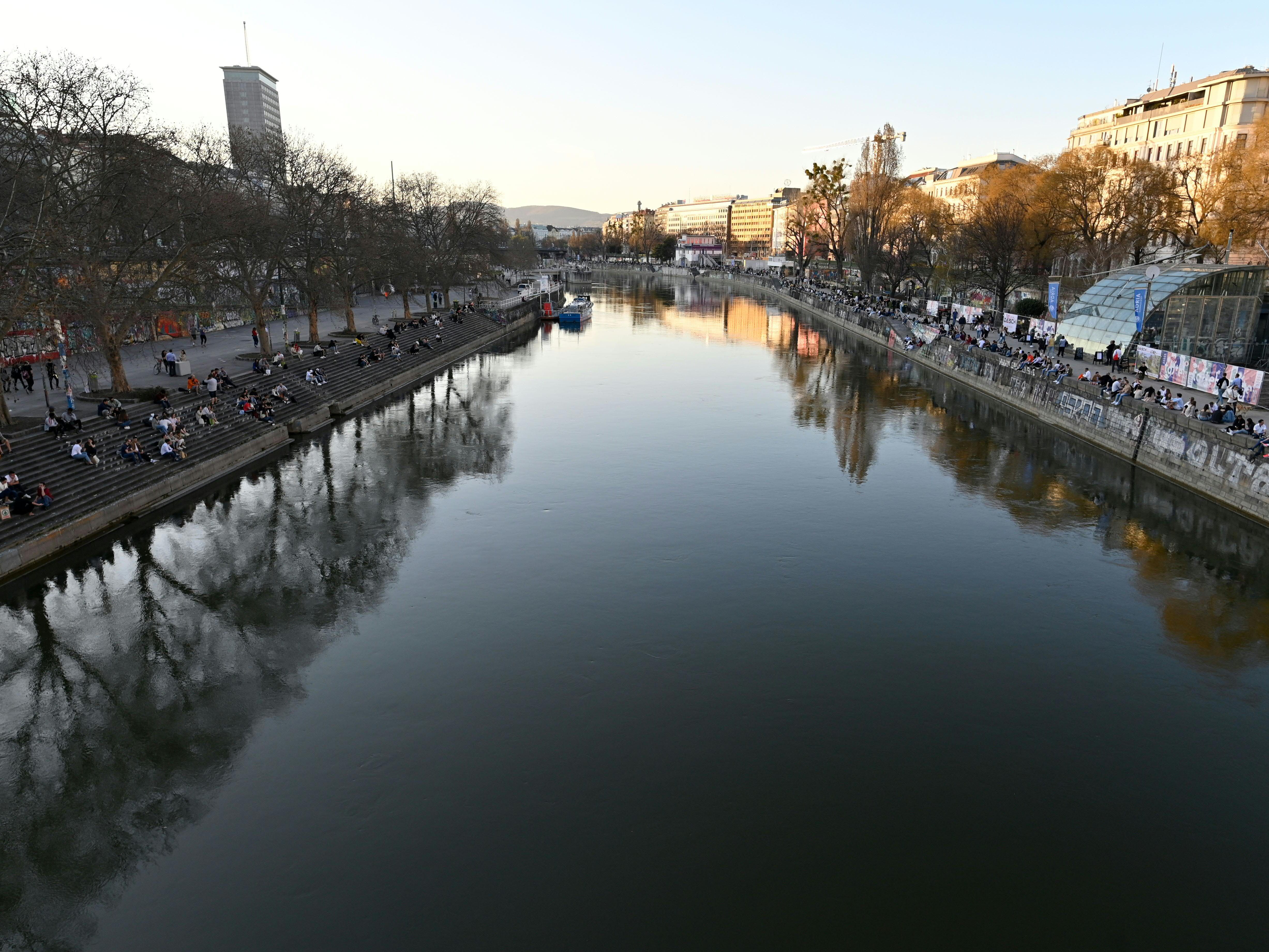 In der Nacht auf Montag wurde ein Mann in den Wiener Donaukanal gestoßen. In der Nacht auf Montag wurde ein Mann in den Wiener Donaukanal gestoßen.