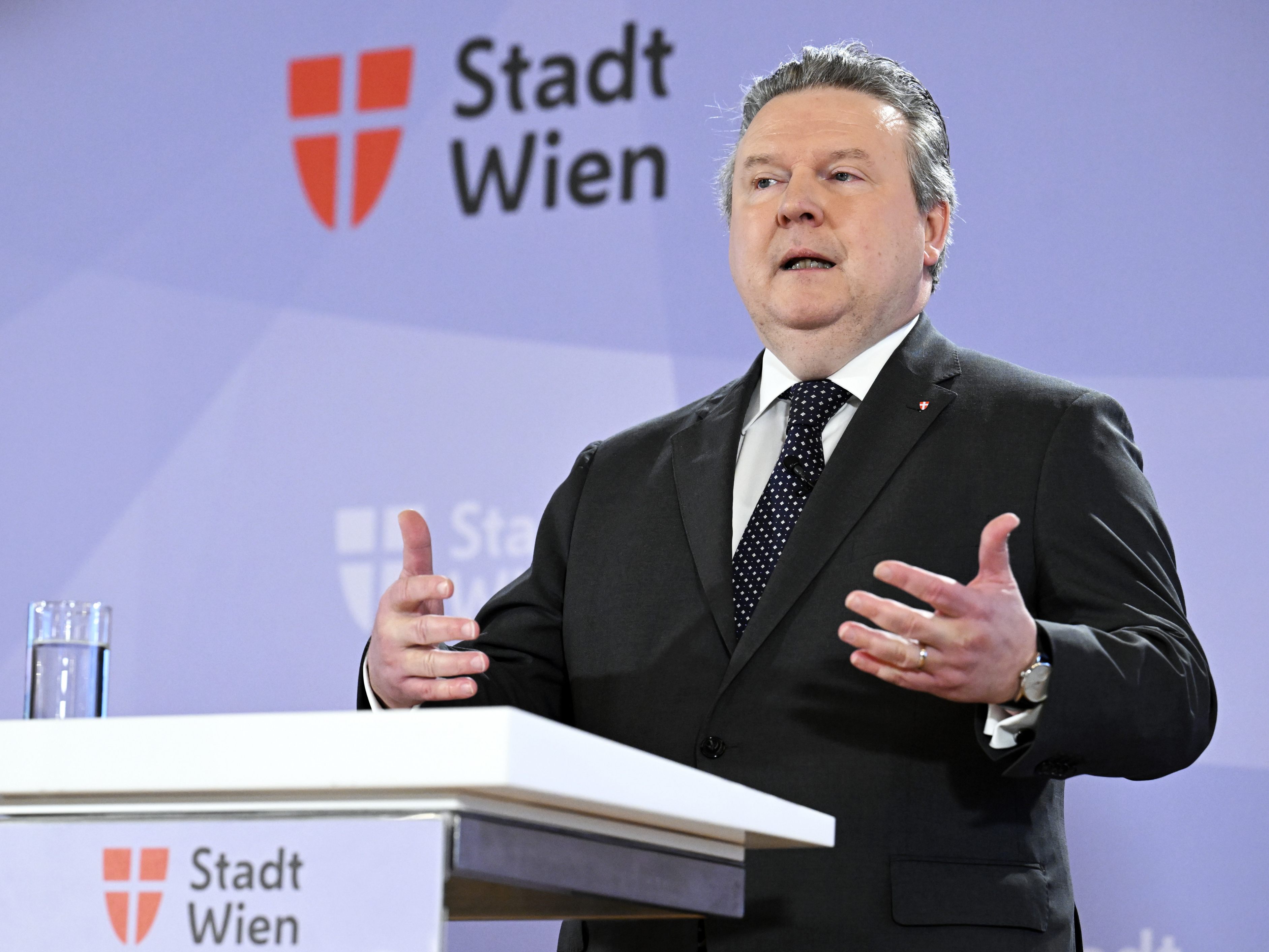 Bürgermeister Michael Ludwig (SPÖ) bedankte sich beim Krisenstab der Stadt Wien. Bürgermeister Michael Ludwig (SPÖ) bedankte sich beim Krisenstab der Stadt Wien.