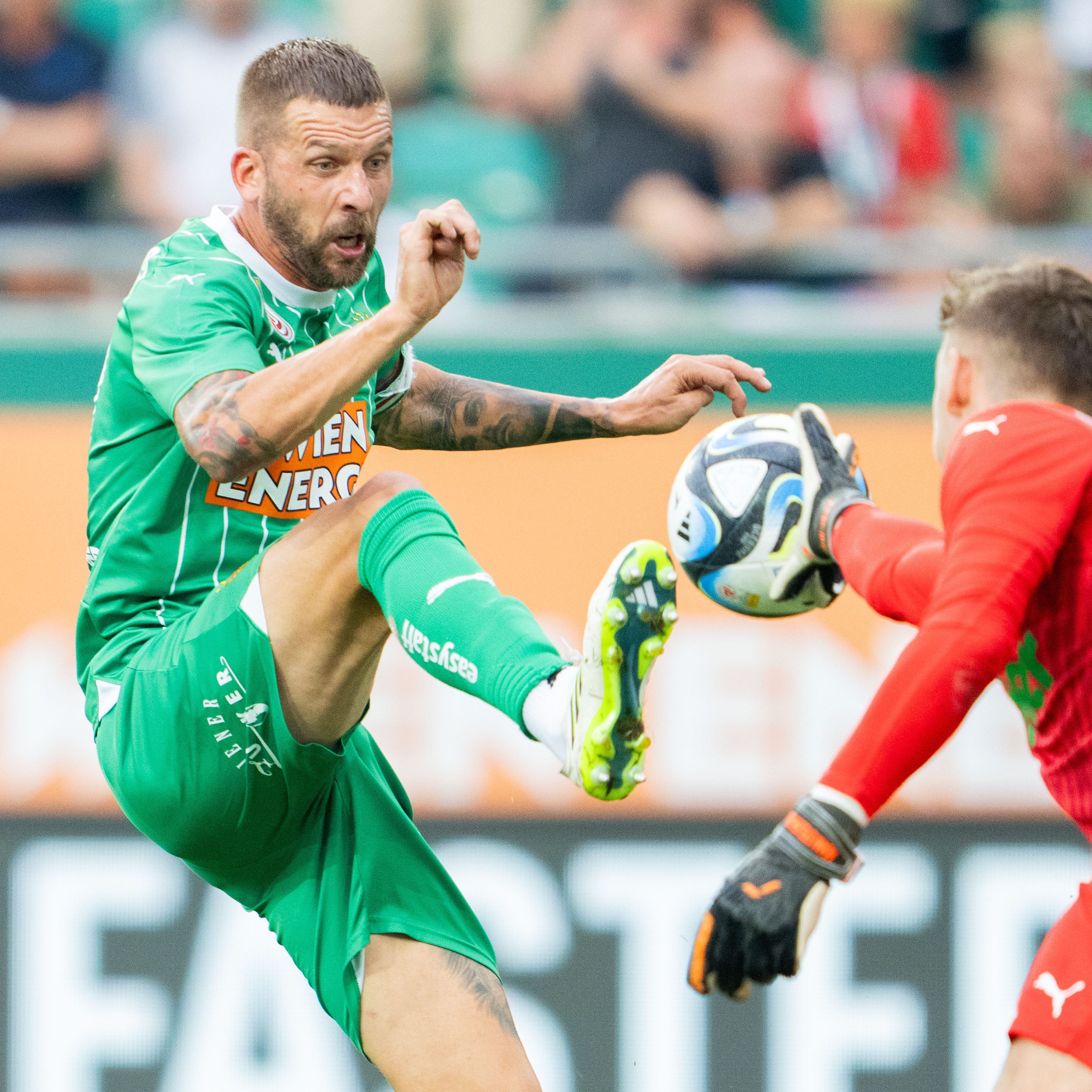 Burgstaller (im Bild links) ist Bruno-Kandidat.