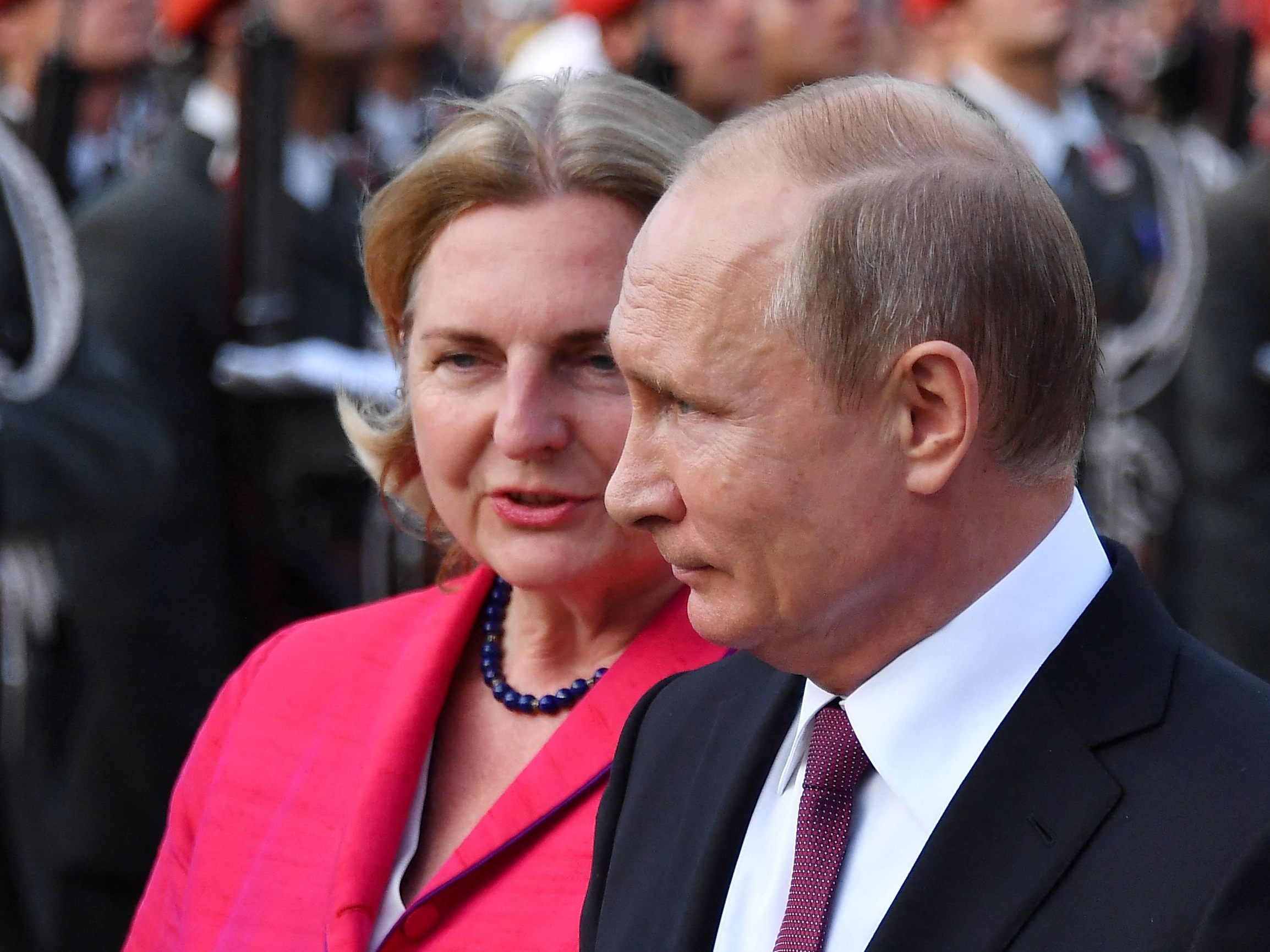 Ex-Außenministerin Karin Kneissl zieht nach St. Petersburg in Russland - Heimatstadt von Wladimir Putin.