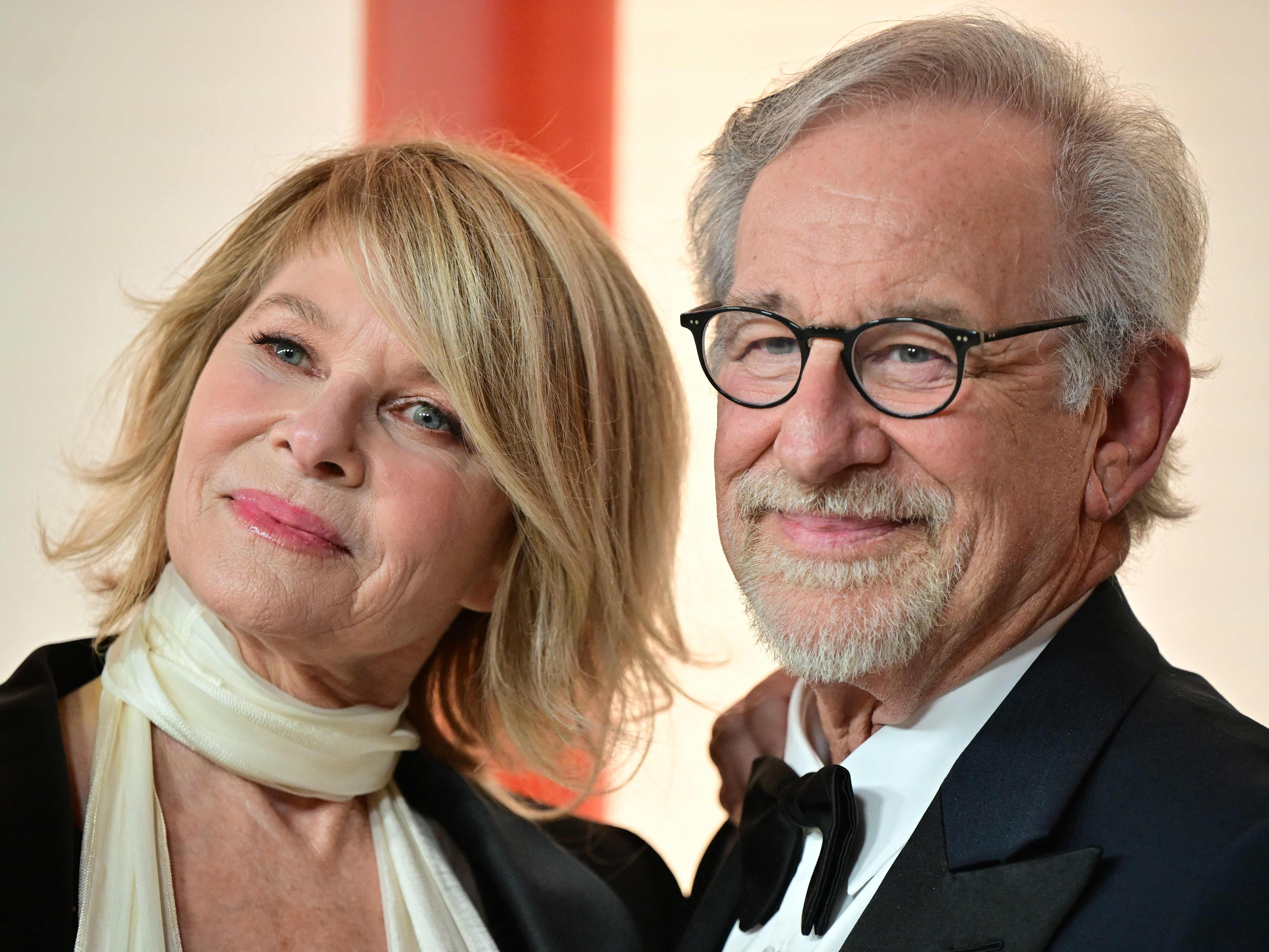 Steven Spielberg und seine Frau Cate Capshaw spenden Millionen. Steven Spielberg und seine Frau Cate Capshaw spenden Millionen.