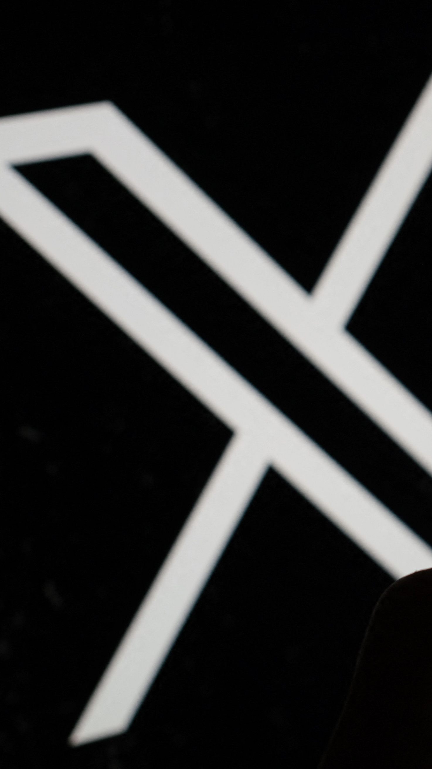 Elon Musk erwägt den Twitter-Nachfolger X kostenpflichtig zu machen.