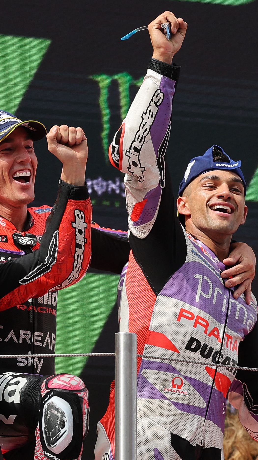 Espargaro feiert seinen Sieg.