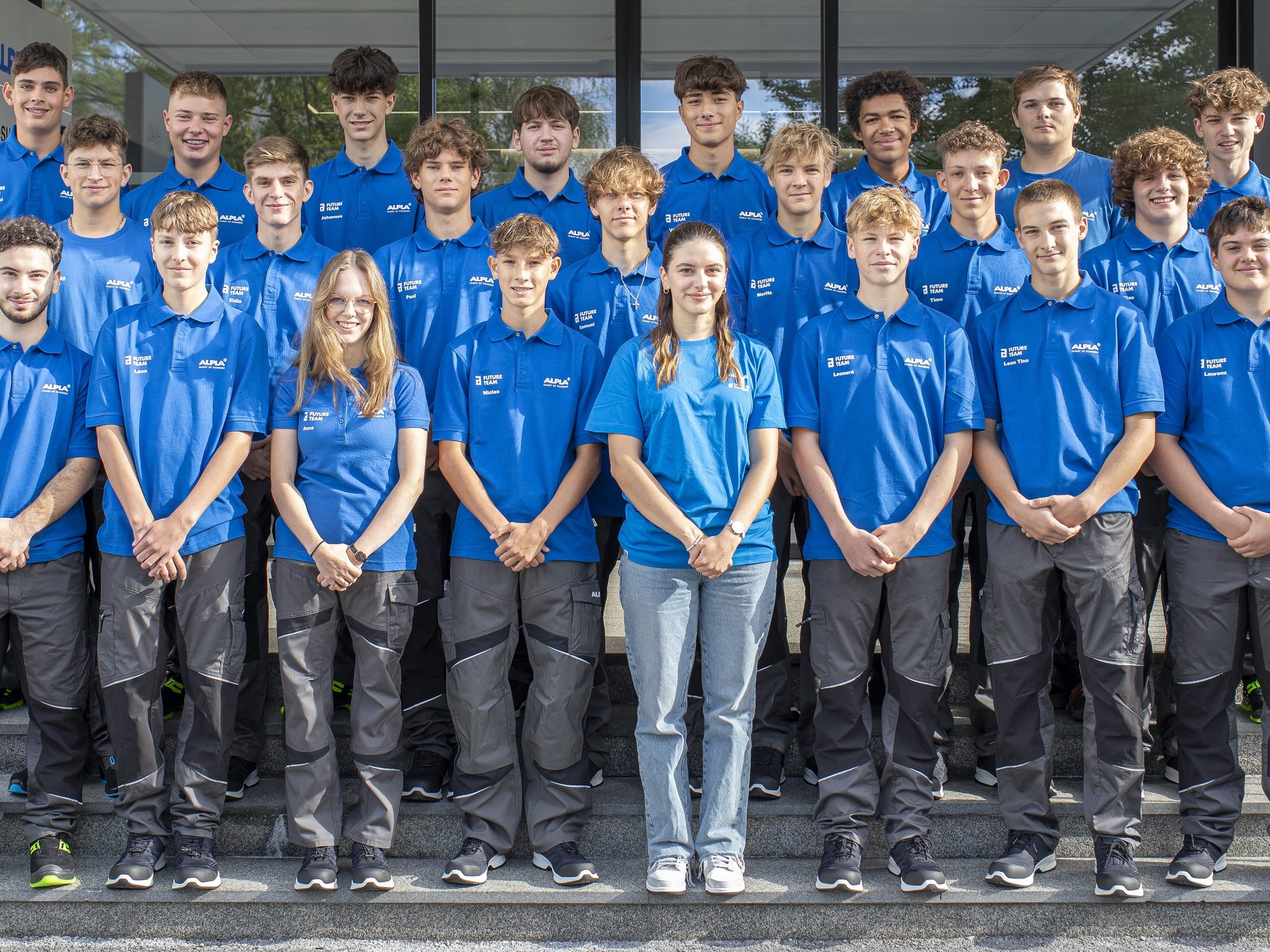 22 Lehrlinge starteten am 1. September 2023 ihre Ausbildung bei ALPLA in Hard und Fußach. Mit im Bild: Ein im Jahresverlauf übernommener Lehrling im vierten Lehrjahr.