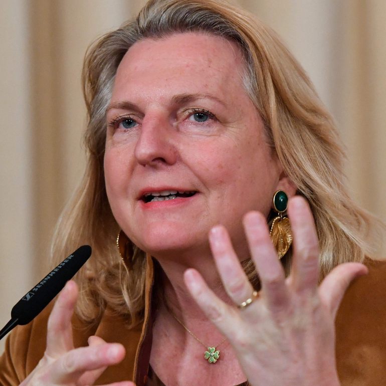 Kneissl als Tiger-Retterin in Russland.