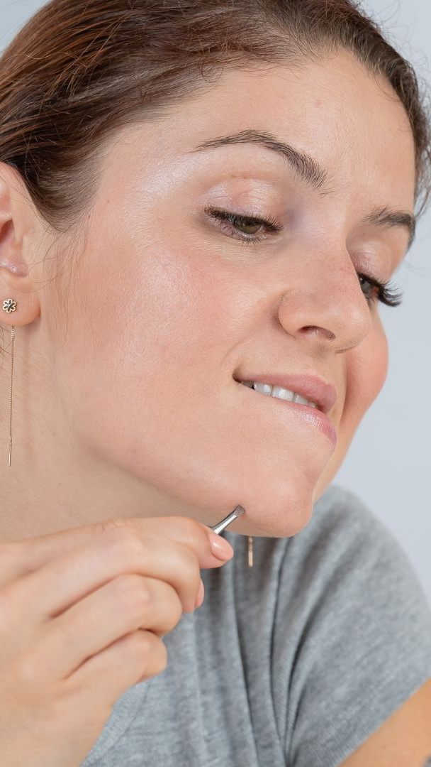 Experten raten von der Haarentfernung an bestimmten Stellen dringend ab.