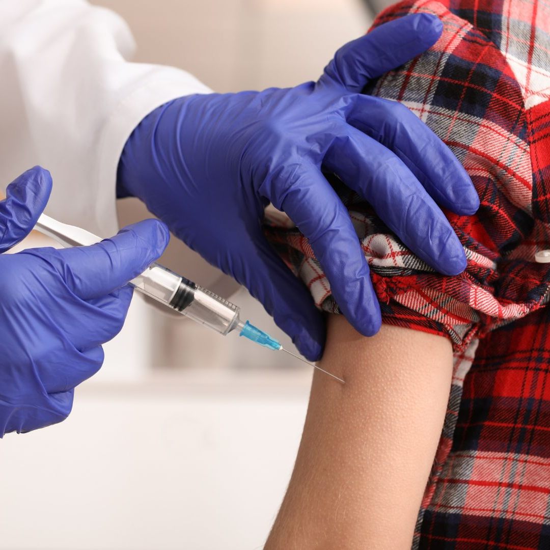 Bei Kindern sollte derzeit die Influenza-Impfung der Corona-Impfung vorgezogen werden.