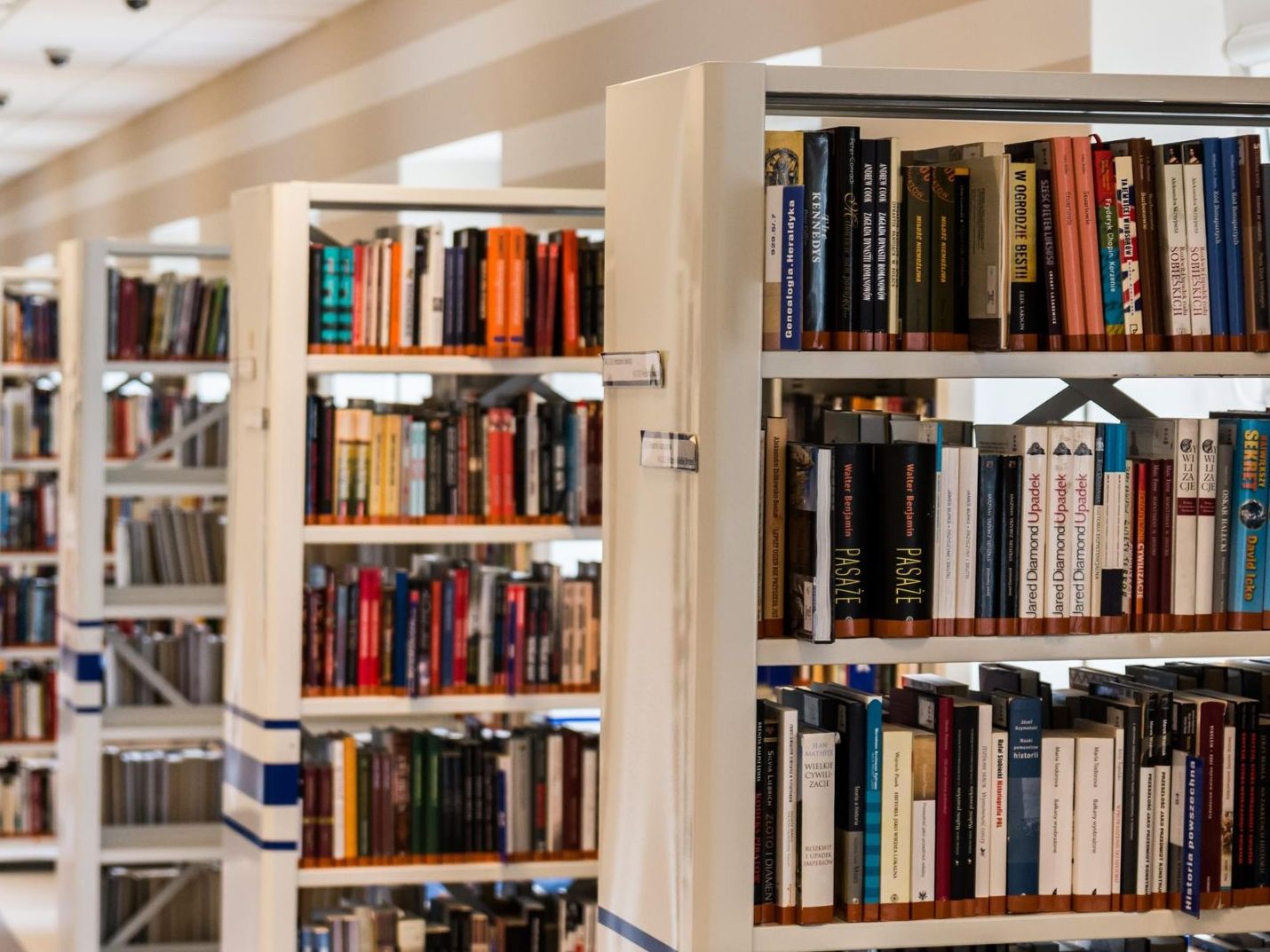 In die Büchereien in Wien-Margareten und in Seestadt-Aspern kann man künftig auch nach der Sperrstunde gehen.