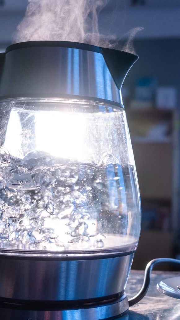 Darum sollte man Restwasser im Wasserkocher nicht weiterverwenden.