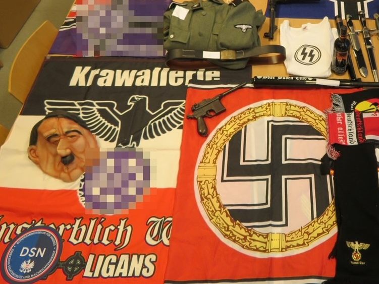 Verfassungsschutz findet NS-Devotionalien bei rechtsextremer Hooligan-Gruppierung.