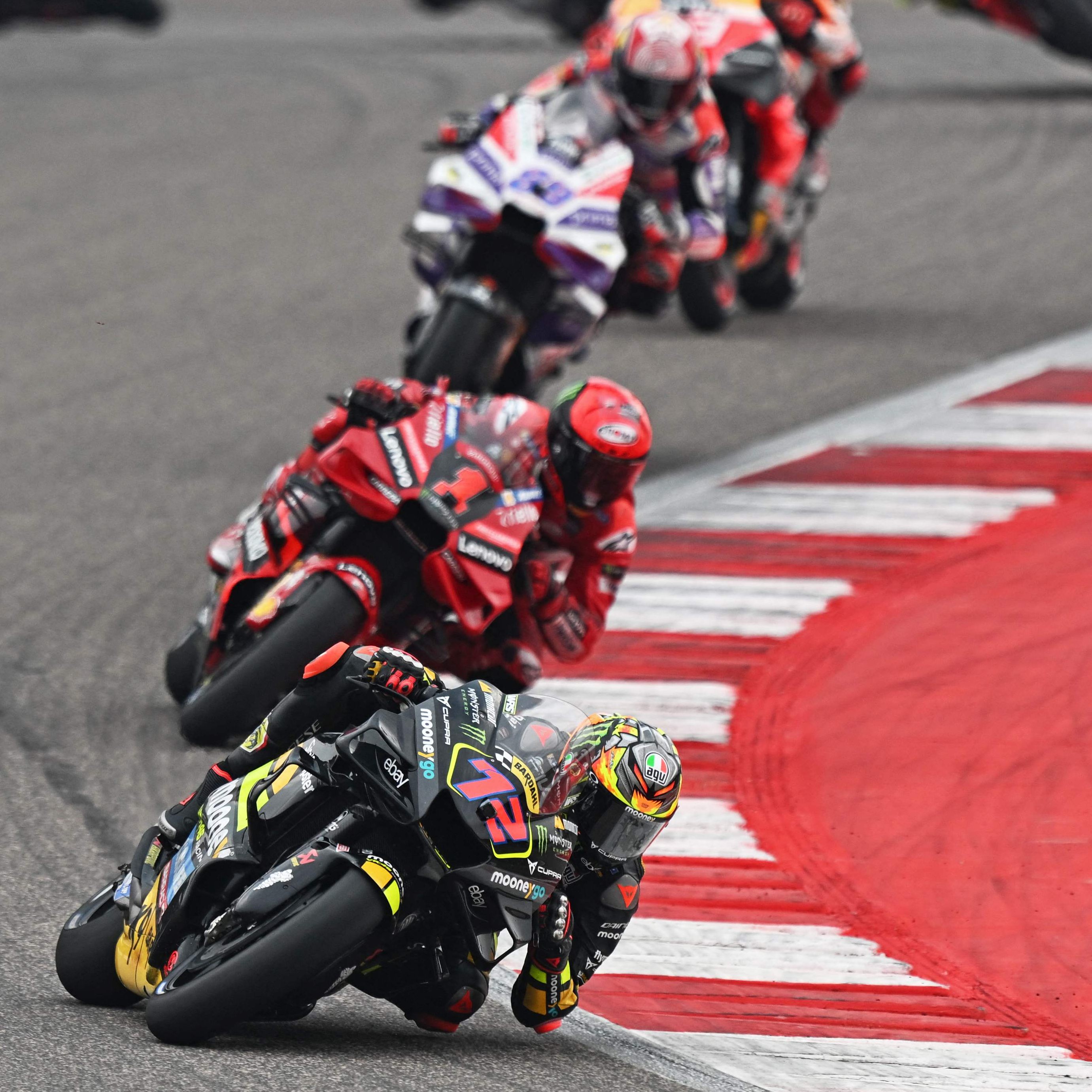 Marco Bezzecchi gewinnt in Indien, WM-Spitzenreiter Bagnaia (im Bild 2. hinter Bezzecchi) verlor die Nerven und stürzte.