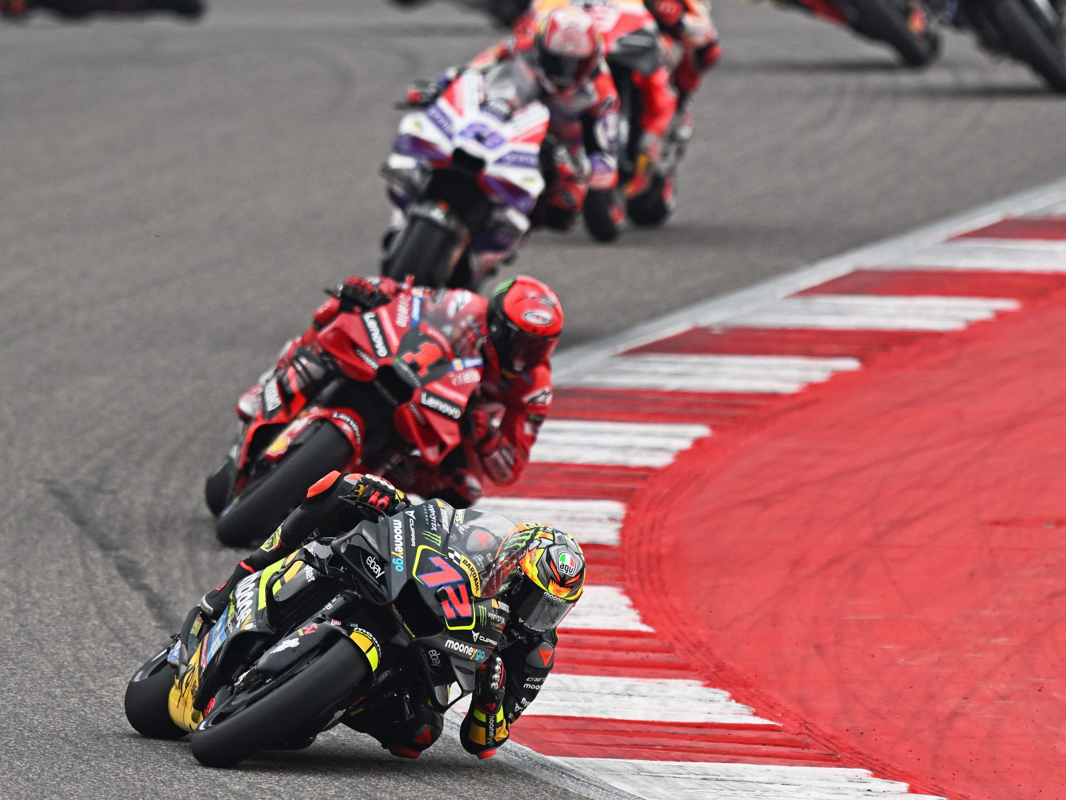 Marco Bezzecchi gewinnt in Indien, WM-Spitzenreiter Bagnaia (im Bild 2. hinter Bezzecchi) verlor die Nerven und stürzte.