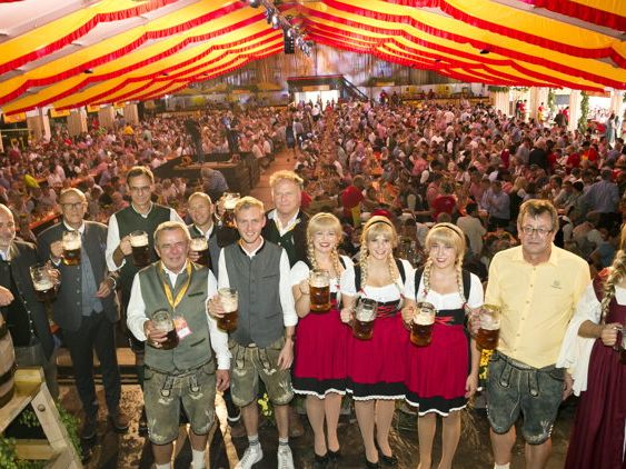 Die feierliche Fassprobe und der traditionelle Fassanstich sind das jährliche Highlight des Bockbierfestes. Fotonachweis: Brauerei Frastanz eGen.