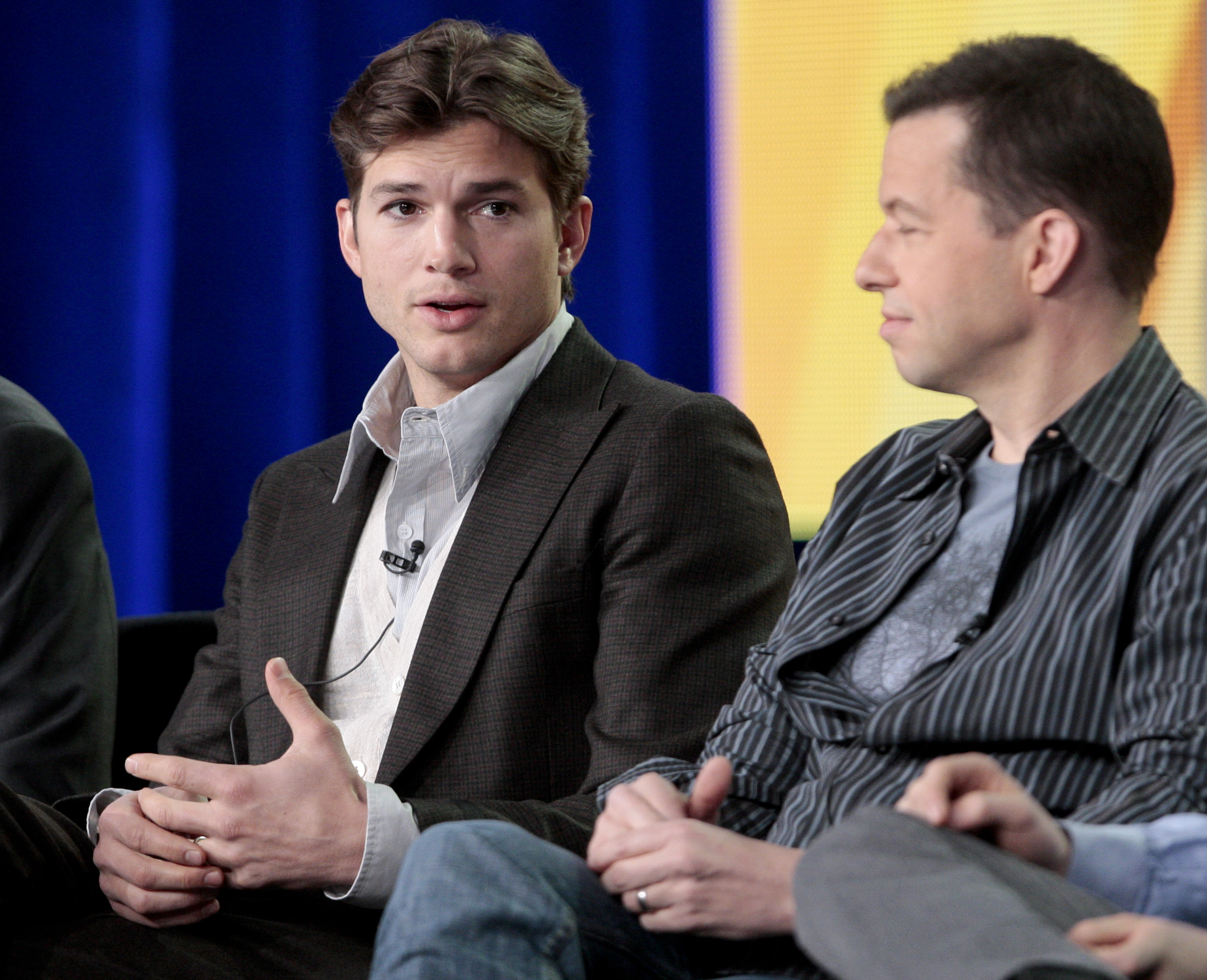 Im Mai 2011 wurde Ashton Kutcher als neuer Hauptdarsteller der Serie „Two and a Half Men“ präsentiert. Im Mai 2011 wurde Ashton Kutcher als neuer Hauptdarsteller der Serie „Two and a Half Men“ präsentiert.