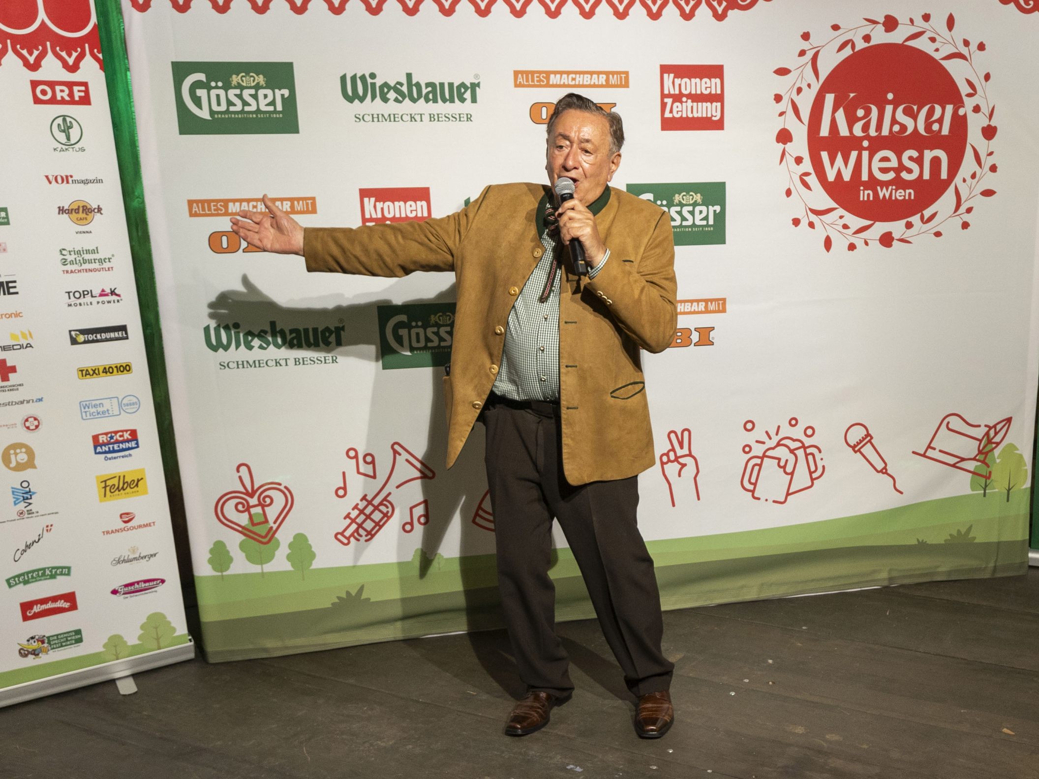 Richard Lugner bei seinem Schlager-Auftritt.
