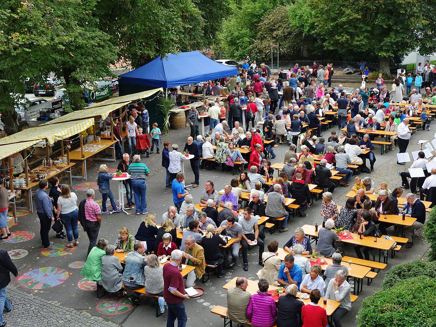 Beim „Oktoberdorf“ wird der Schulplatz der VS Oberdorf zum Treffpunkt für Jung und Alt.