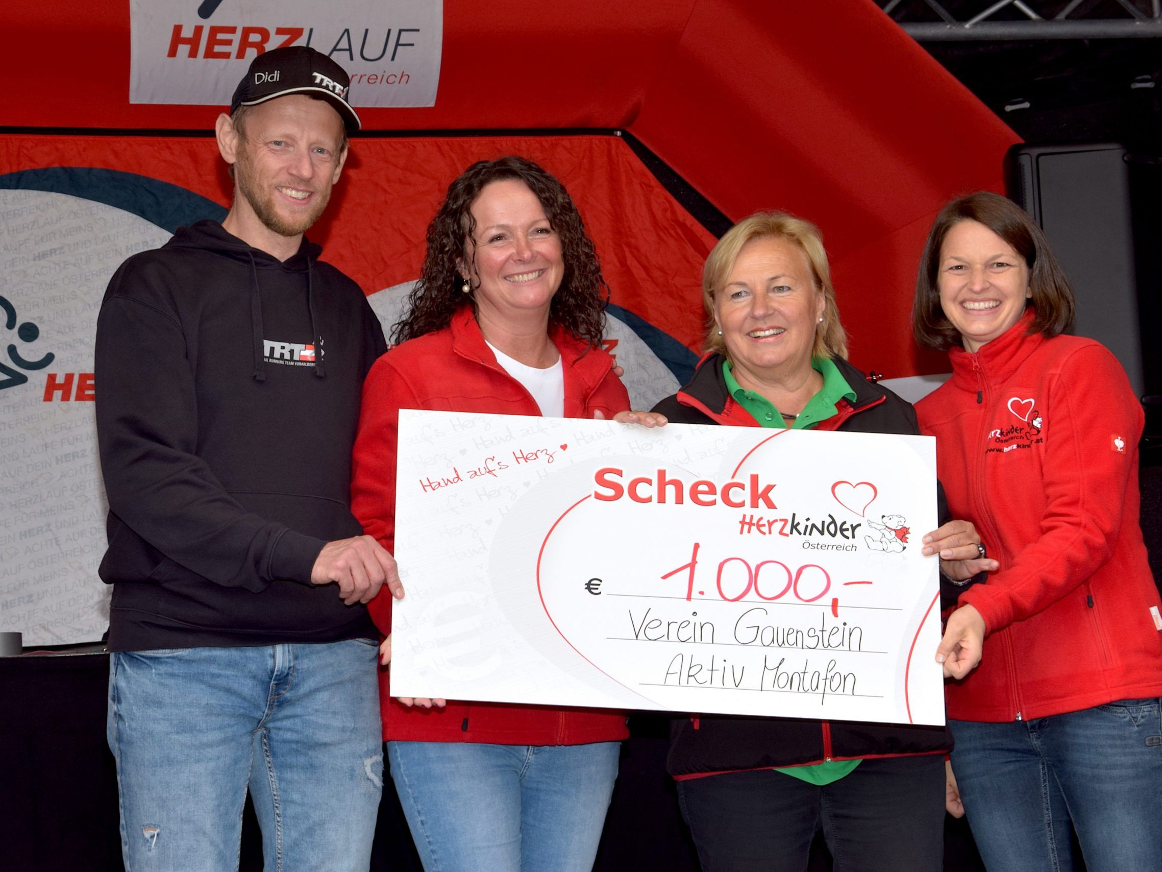 Dieter Reis (TRT Trail Running Team), Michaela Altendorfer (Herzkinder Österreich-Präsidentin), Gerlinde Trabert (Gauenstein Aktiv) und Stephanie Huber (Herzkinder Österreich, Ansprechpartnerin im Ländle) Dieter Reis (TRT Trail Running Team), Michaela Altendorfer (Herzkinder Österreich-Präsidentin), Gerlinde Trabert (Gauenstein Aktiv) und Stephanie Huber (Herzkinder Österreich, Ansprechpartnerin im Ländle)