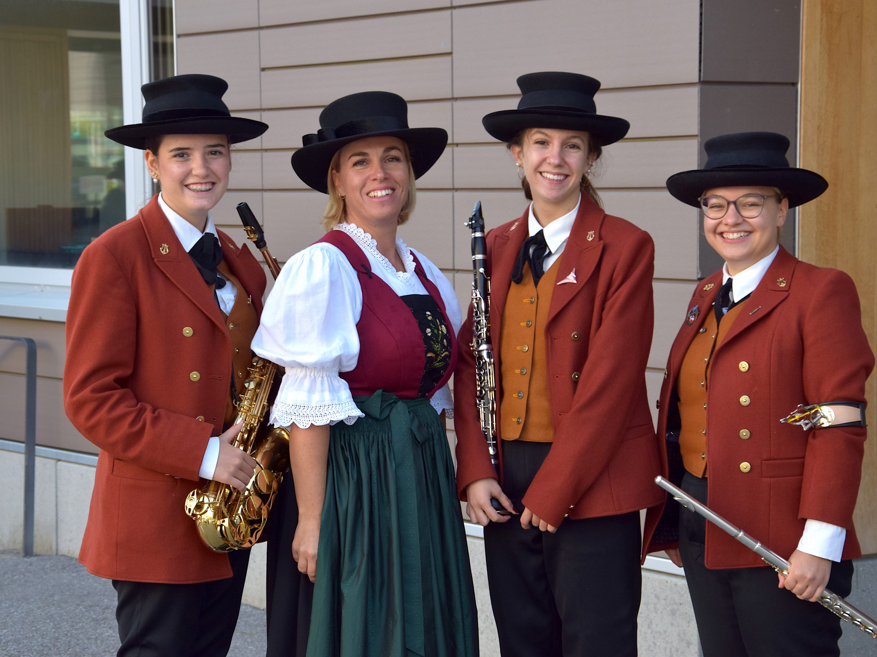 Mathilda Streit, Corinna Butzerin-Campestrini, Katharina Neyer und Laura Butzerin - Agape im Bürser Schulhof. Mathilda Streit, Corinna Butzerin-Campestrini, Katharina Neyer und Laura Butzerin - Agape im Bürser Schulhof.