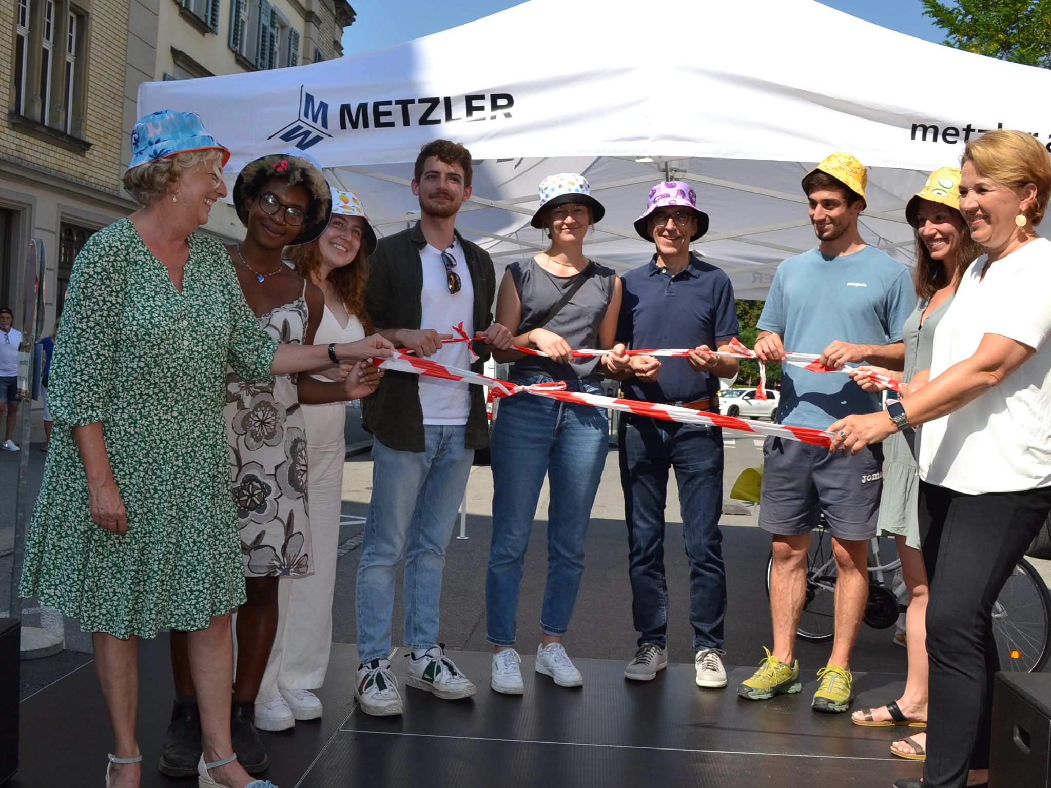 Ein gemeinsames Knotenband wurde von Caritasdirektor Walter Schmolly, Bürgermeisterin Andrea Kaufmann, Landesrätin Katharina Wiesflecker und Teilnehmer*innen des SDG-Camps zur offiziellen Eröffnung geknüpft. Ein gemeinsames Knotenband wurde von Caritasdirektor Walter Schmolly, Bürgermeisterin Andrea Kaufmann, Landesrätin Katharina Wiesflecker und Teilnehmer*innen des SDG-Camps zur offiziellen Eröffnung geknüpft.