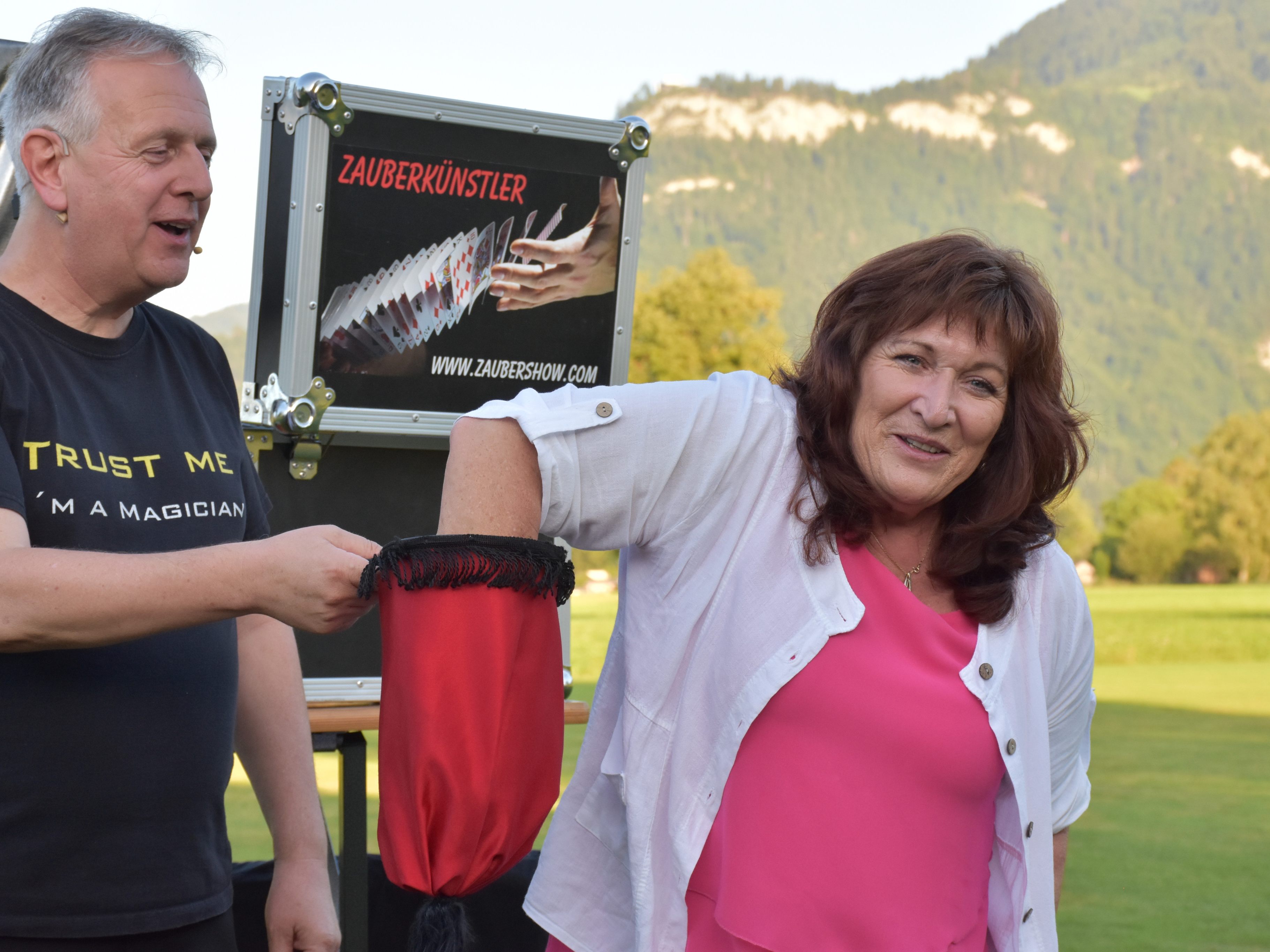 Zauberer Martin Tschanett sorgte für Staunen und viele Lacher beim diesjährigen Grillfest der Dornbirner Fasnatzunft. Zauberer Martin Tschanett sorgte für Staunen und viele Lacher beim diesjährigen Grillfest der Dornbirner Fasnatzunft.