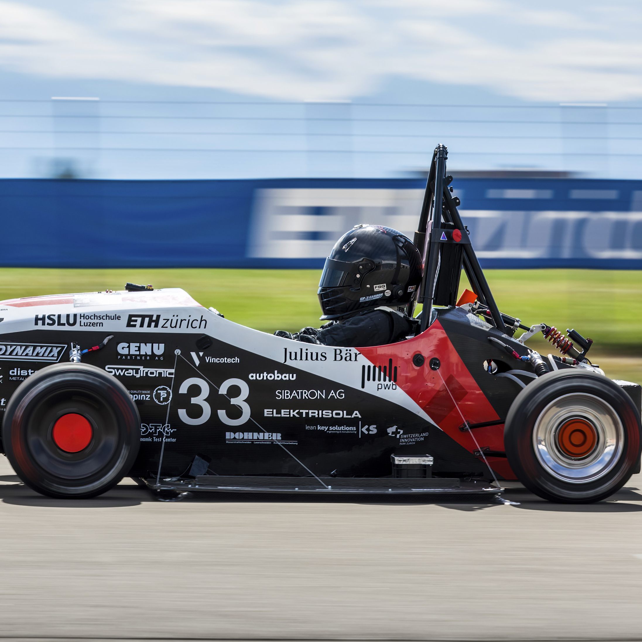 Dieser selbstgebaute E-Rennwagen wurde von Schweizer Studierenden entwickelt.