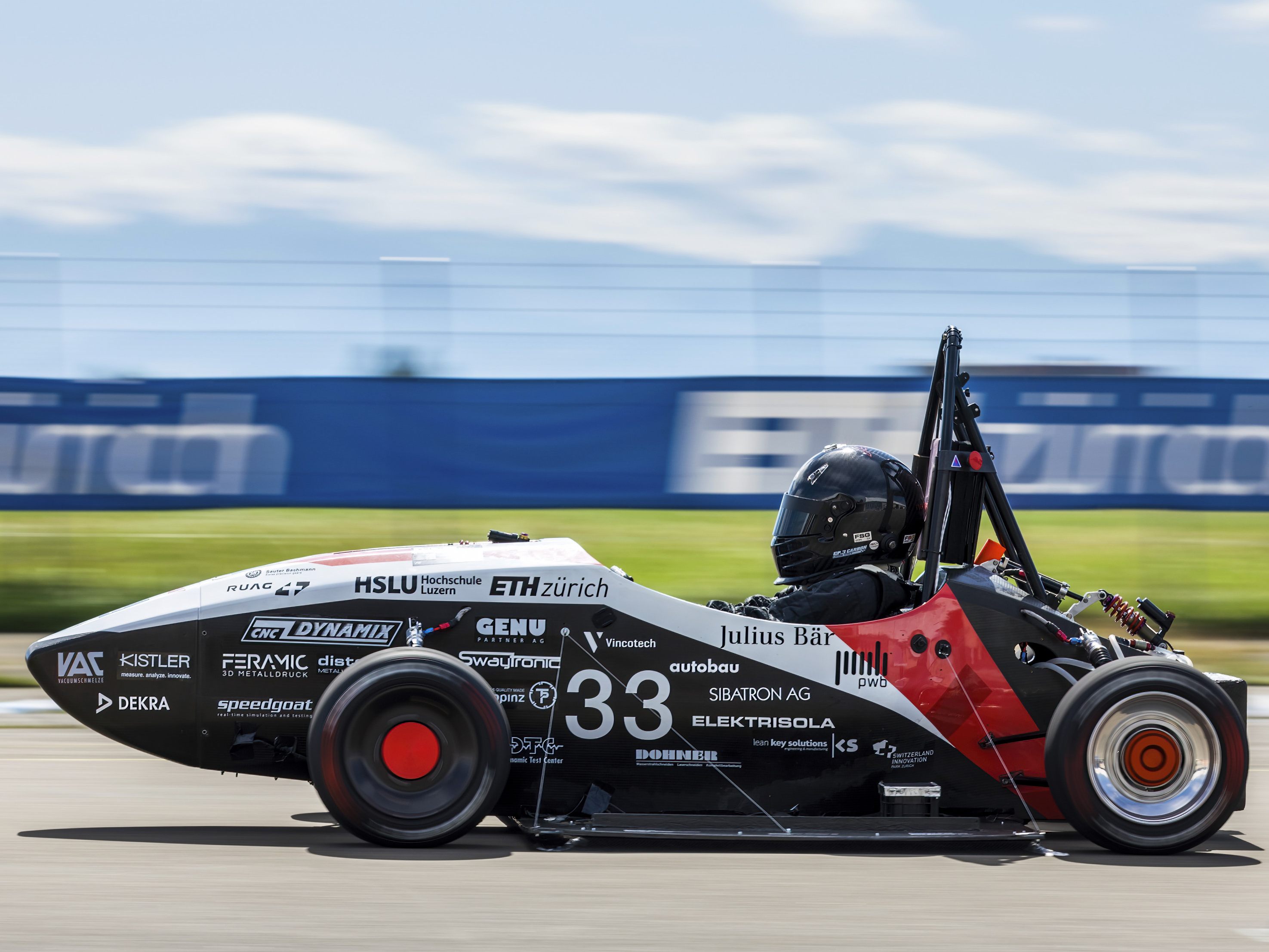 Dieser selbstgebaute E-Rennwagen wurde von Schweizer Studierenden entwickelt.