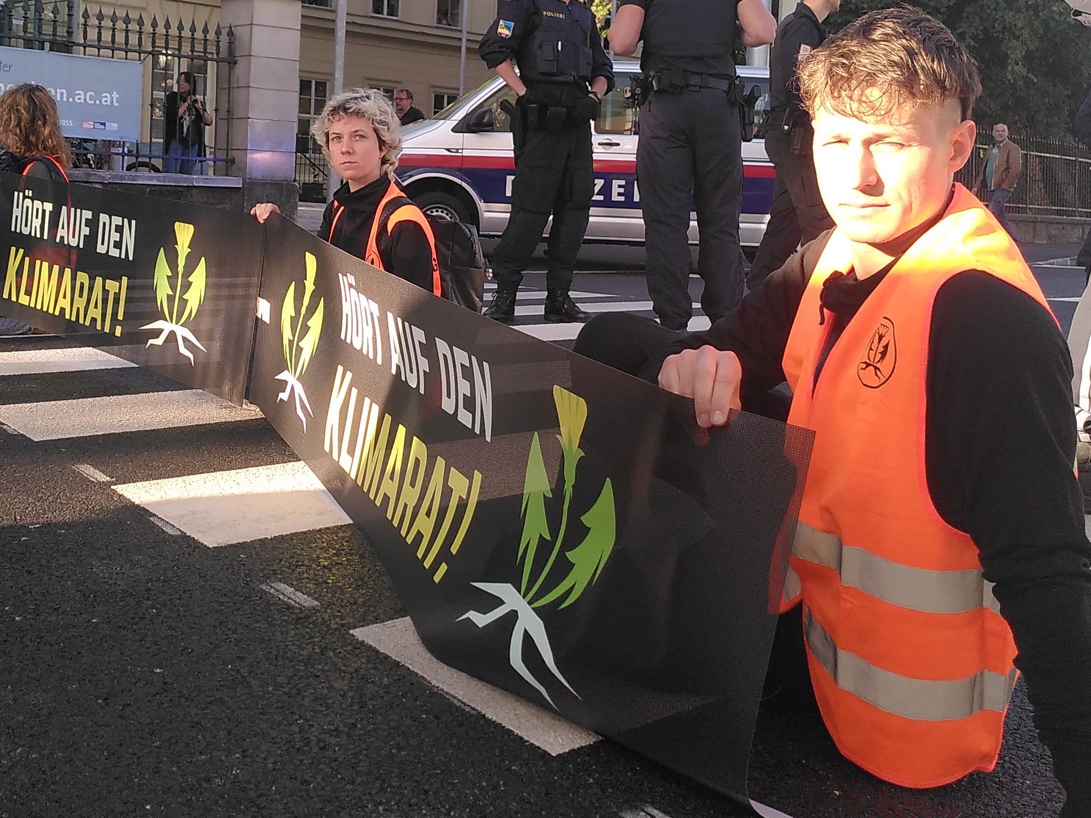 Donnerstagfrüh blockierten fünf Klima-Kleber den Verkehr in St. Pölten.