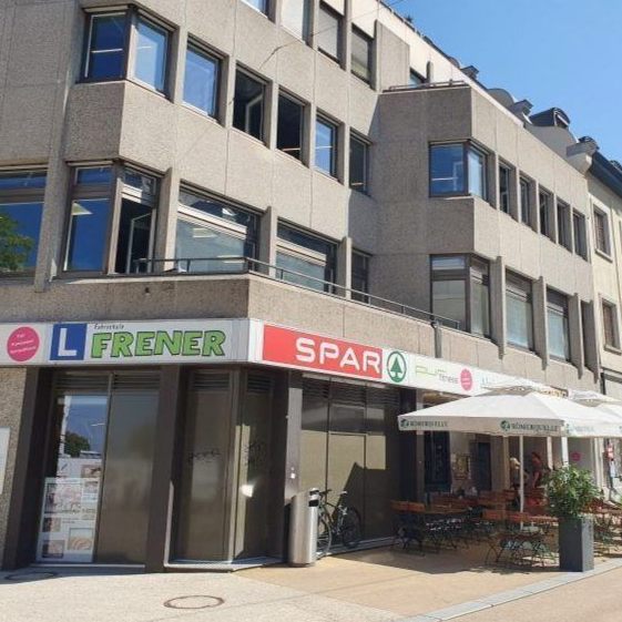 Die Fahrschule Frener in der Rathausstraße. Im Bild: Karin Hefel-Frener.