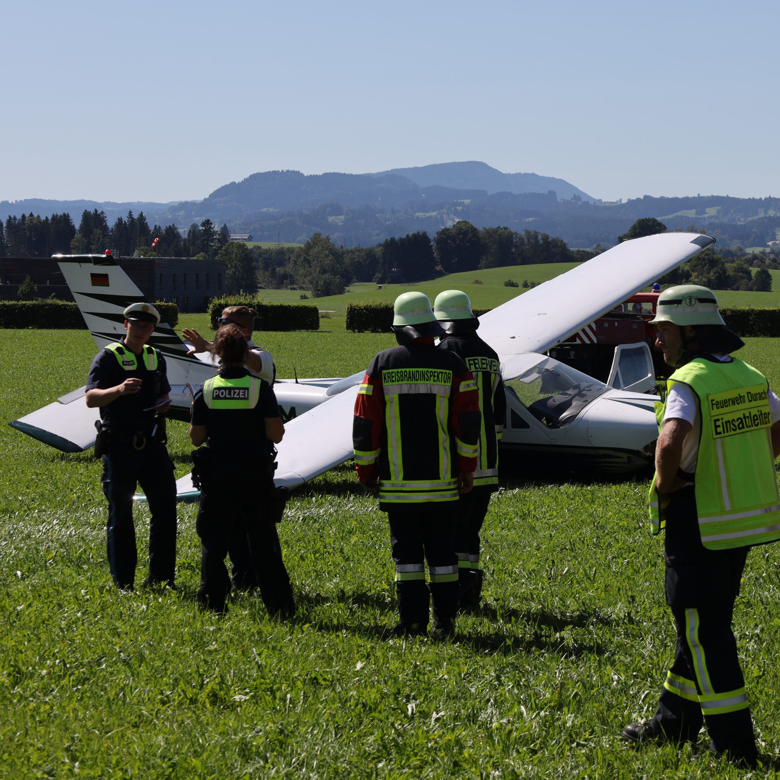 Sowohl der Pilot als auch die Zweiradfahrerin erlitten leichte Verletzungen