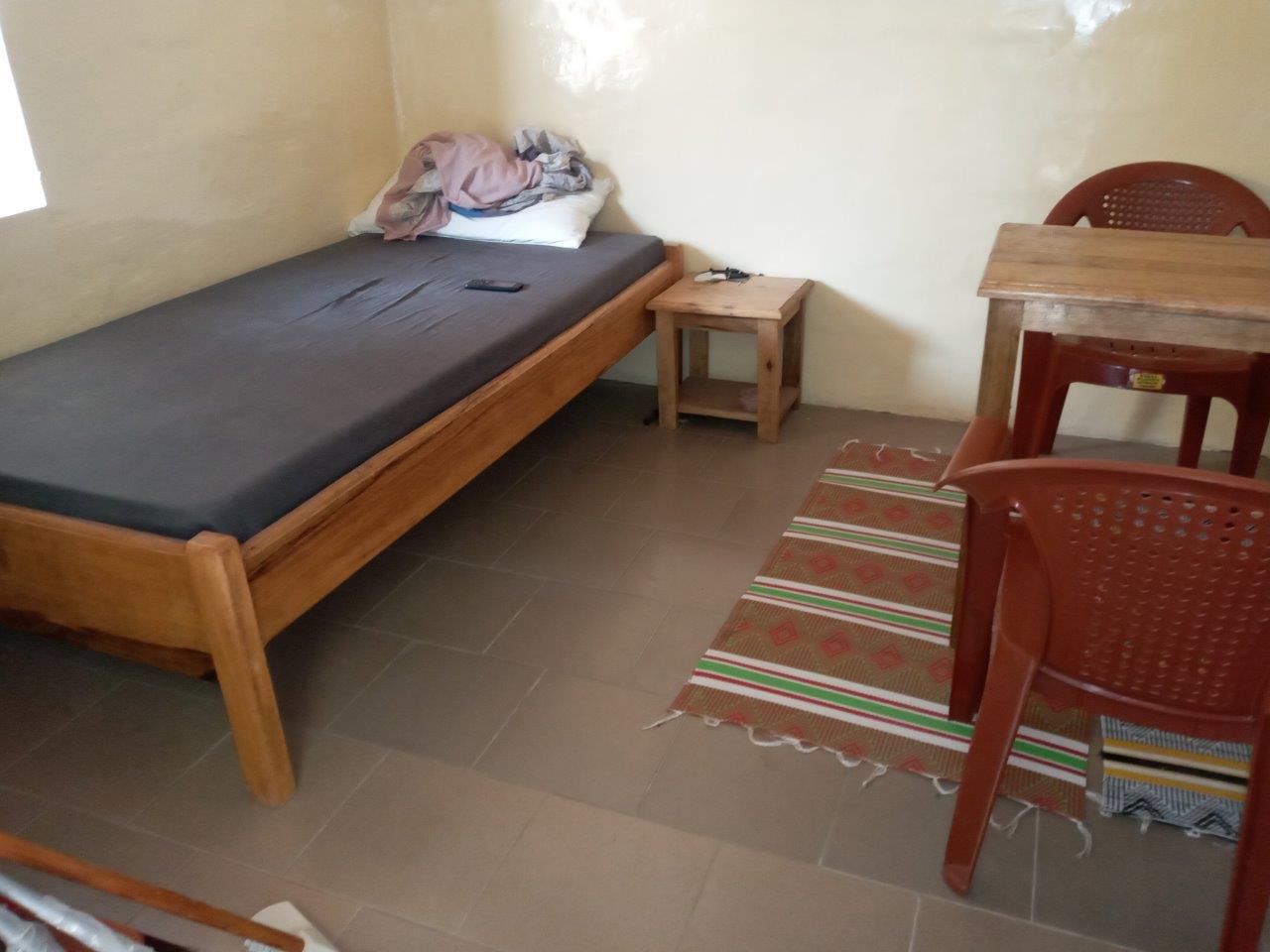 Aus dem obigen Zimmer wurde dieses. In den letzten drei Jahren renovierte der Verein rund 50 Zimmer. Aus dem obigen Zimmer wurde dieses. In den letzten drei Jahren renovierte der Verein rund 50 Zimmer.